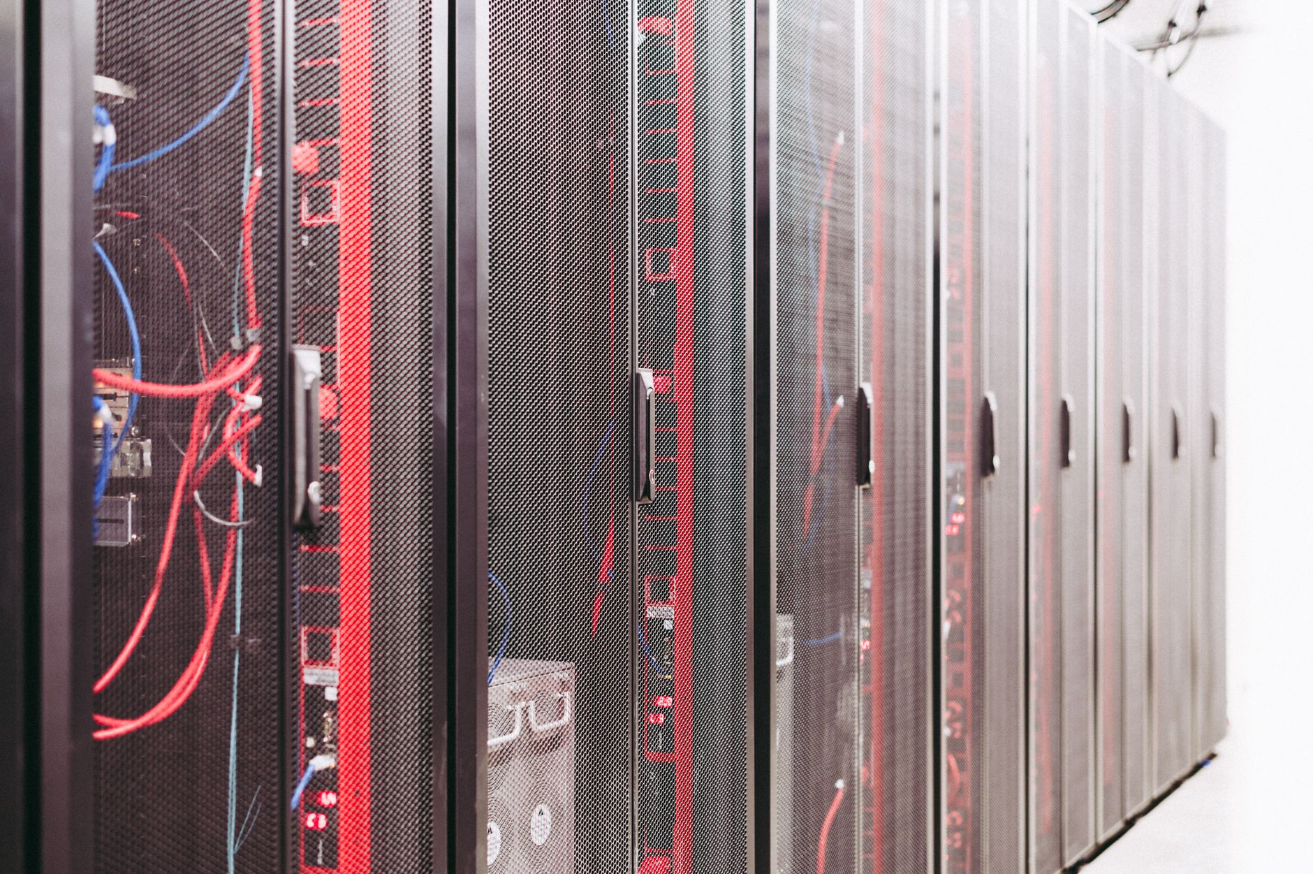 Corridoio di un data center con file di server