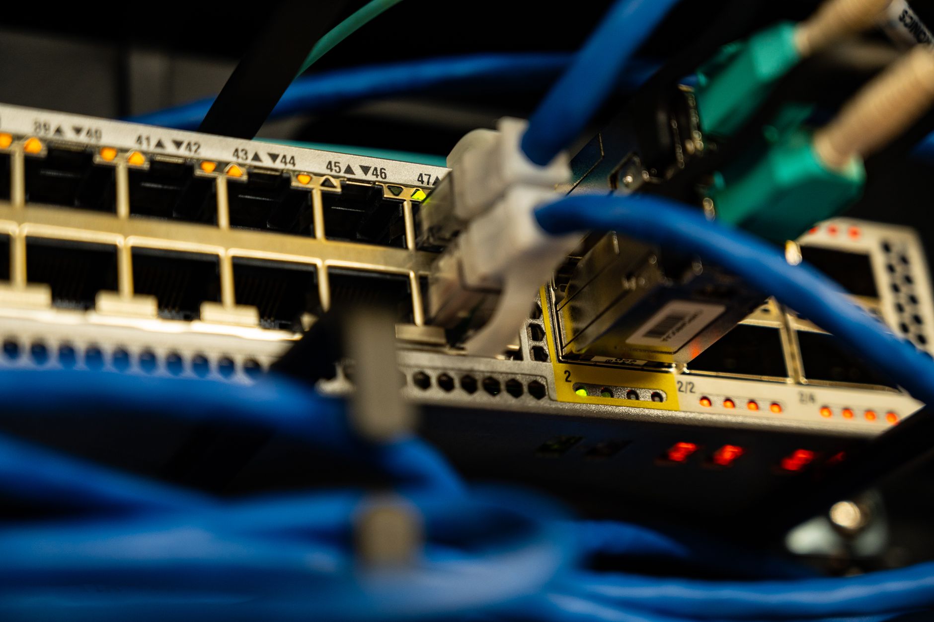 Armadi di server illuminati in un centro dati