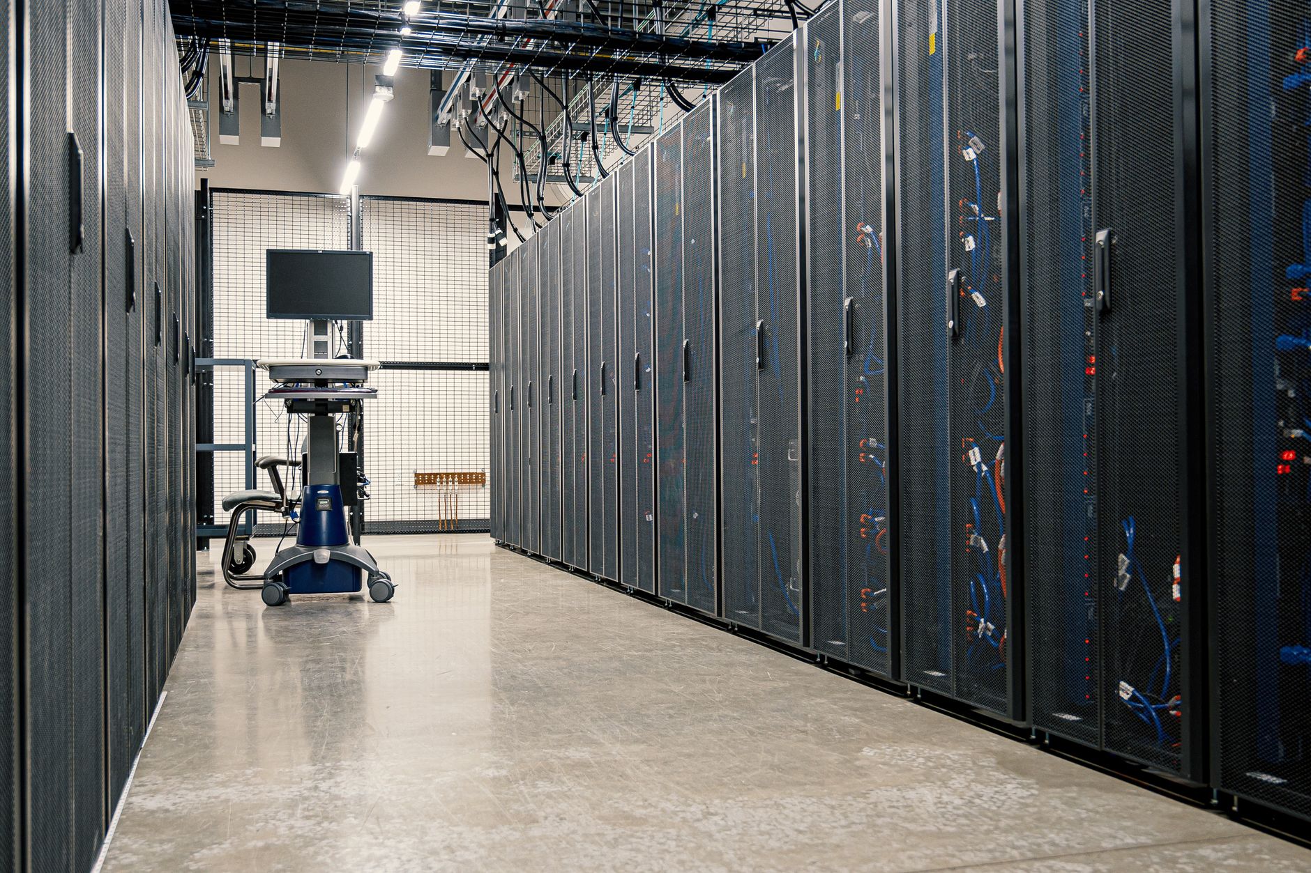 Cavi di rete collegati a un server in un data center