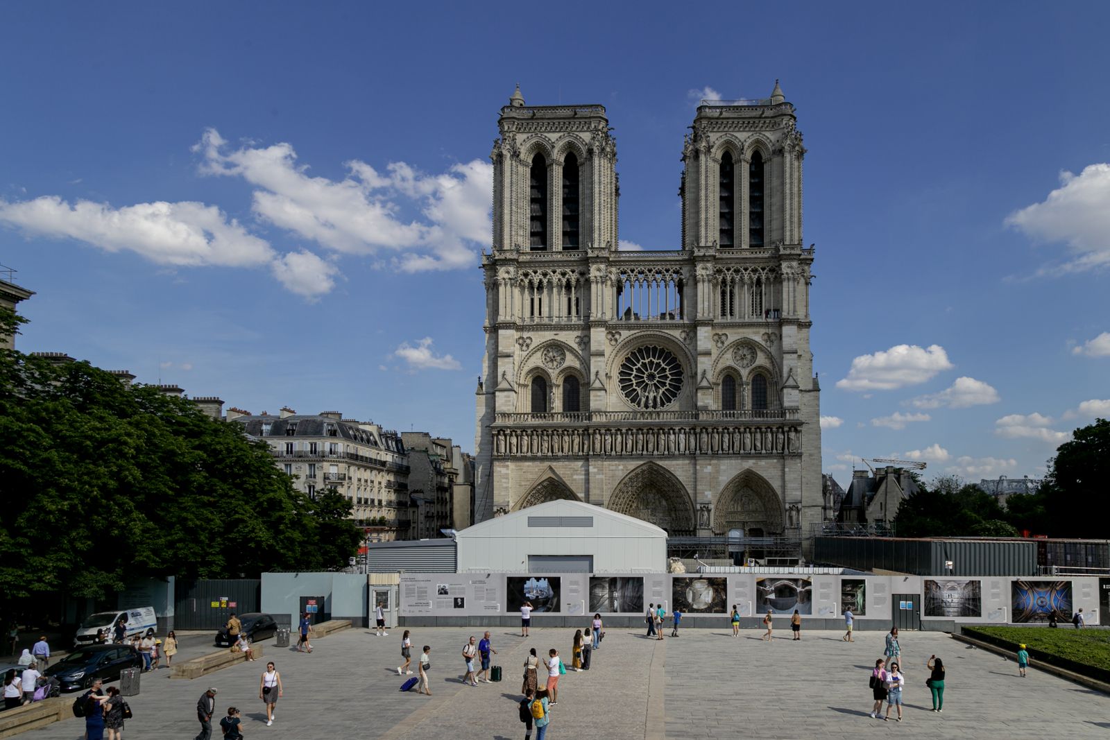 Veduta storica di Parigi con architettura settecentesca