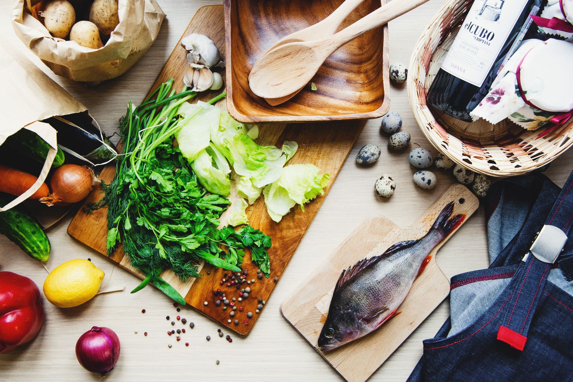 Tavolo con pesce fresco, verdure e legumi di una dieta mediterranea