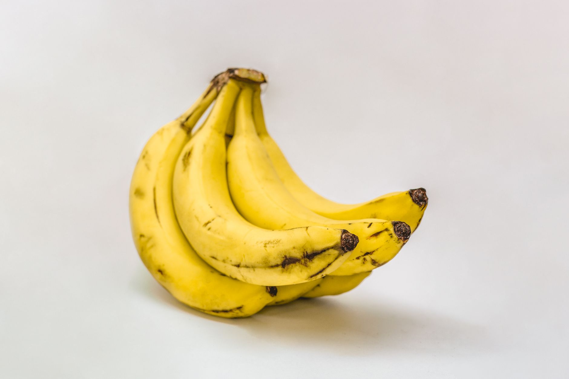 Banane gialle disposte una accanto all'altra