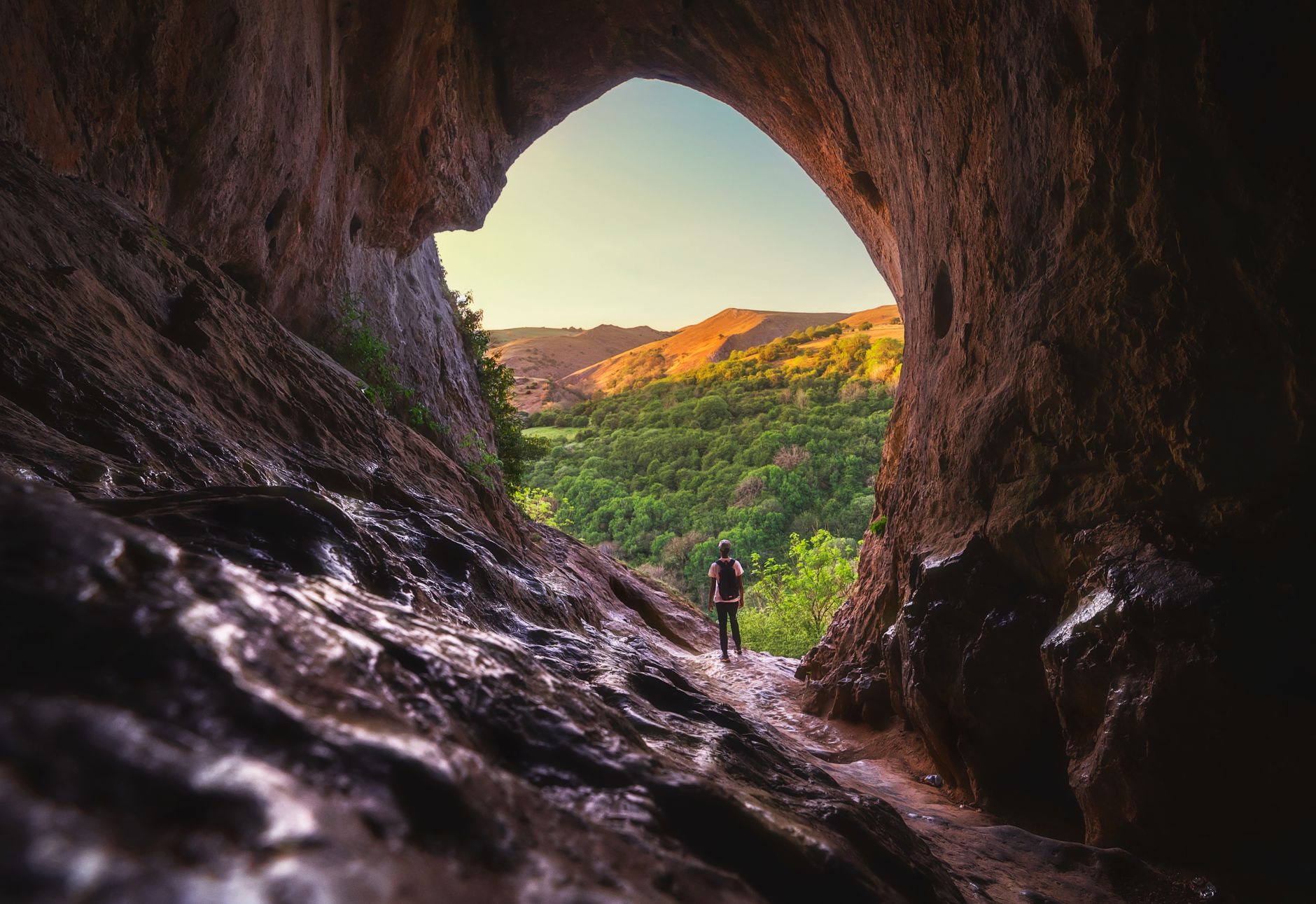 Ingresso di una grotta preistorica scavata nella roccia