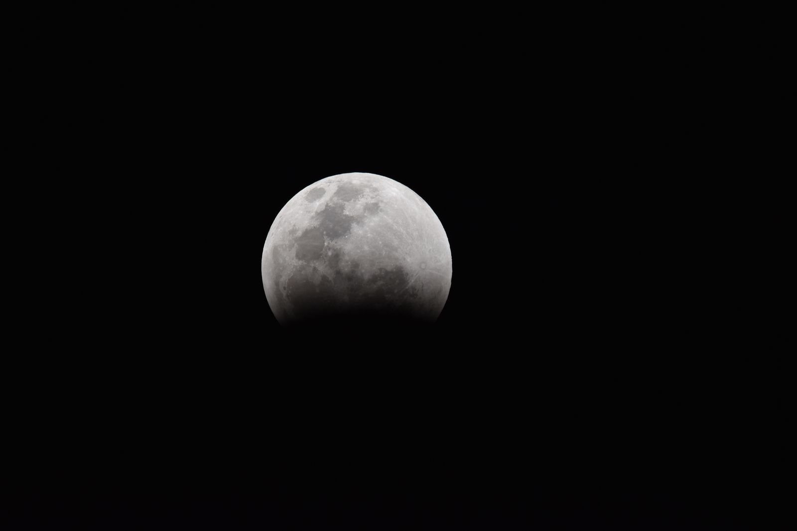 Eclissi di Luna con il disco lunare colorato di rosso rame