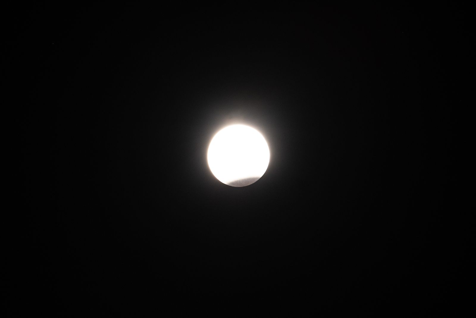 La Luna piena luminosa nel cielo notturno