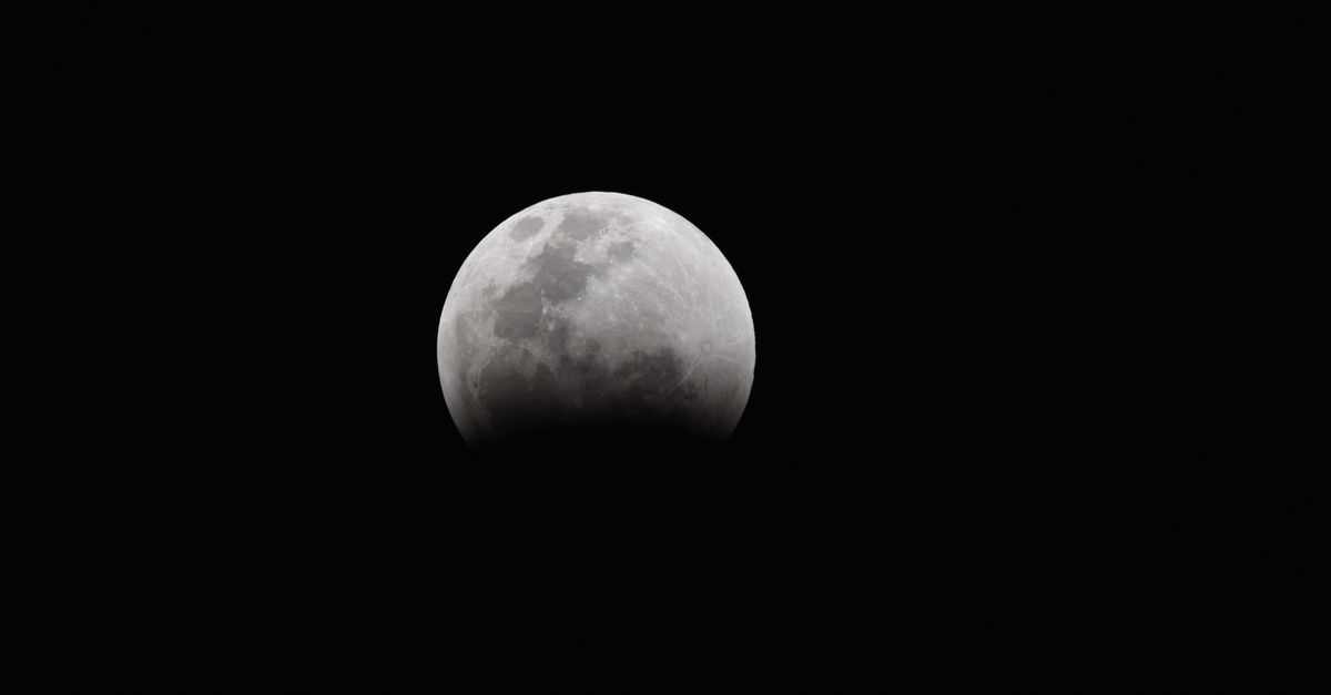 Fasi di un'eclissi solare parziale nel cielo
