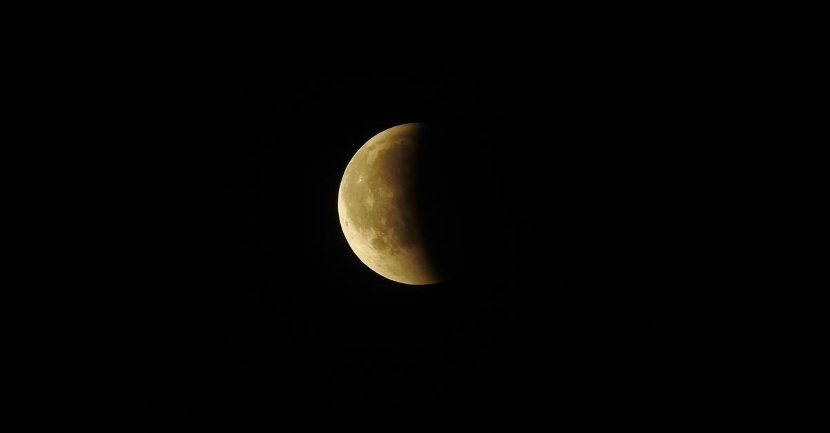Sole al tramonto sull'orizzonte durante un'eclissi