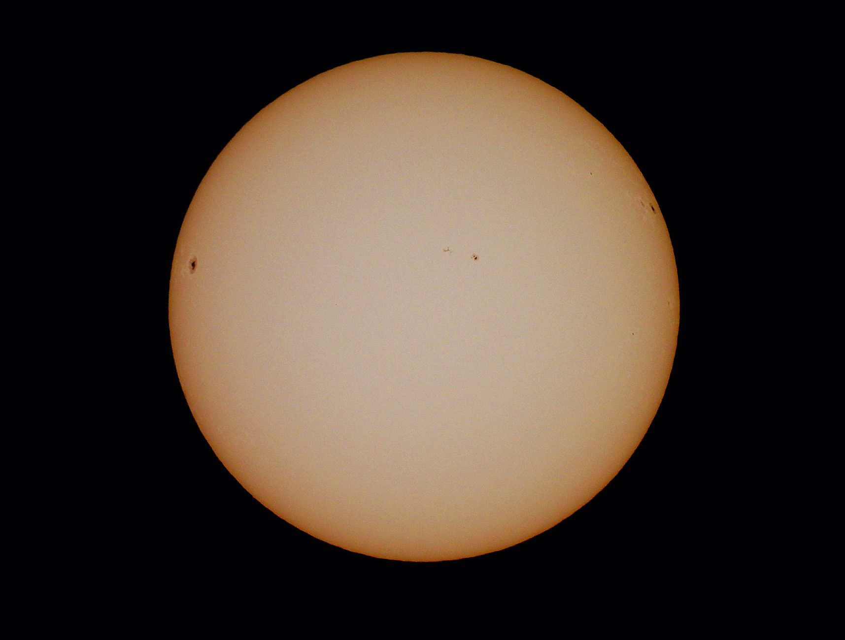 Eclissi solare con corona luminosa attorno al disco nero della Luna