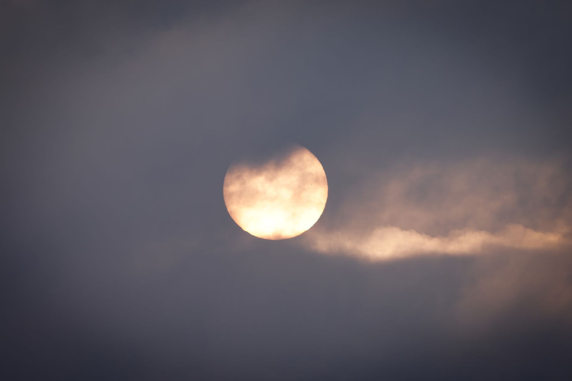 Sole parzialmente oscurato dalla Luna in un cielo scuro