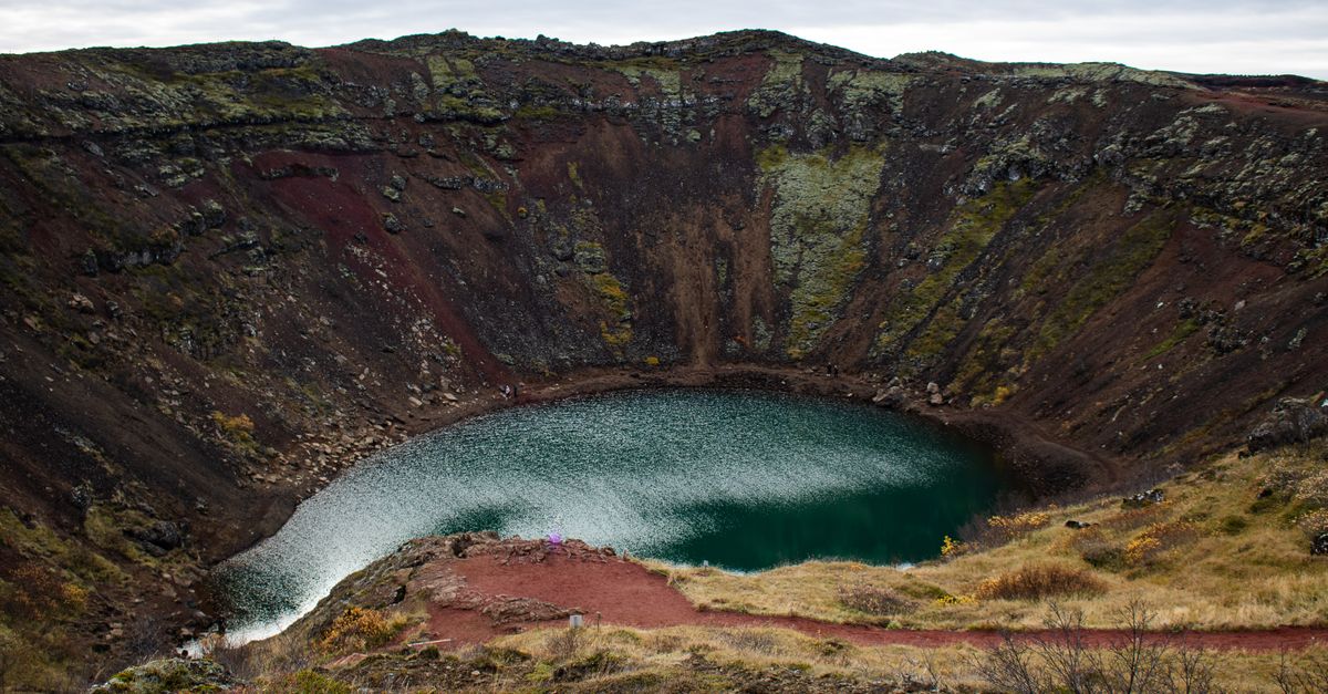 Lago vulcanico circondato da rilievi montuosi