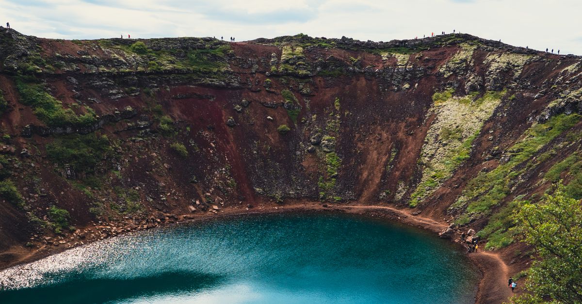Lago profondo e calmo immerso nella natura