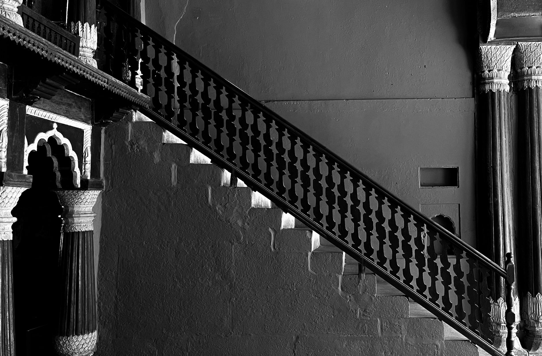Scala elegante che scende verso l'uscita