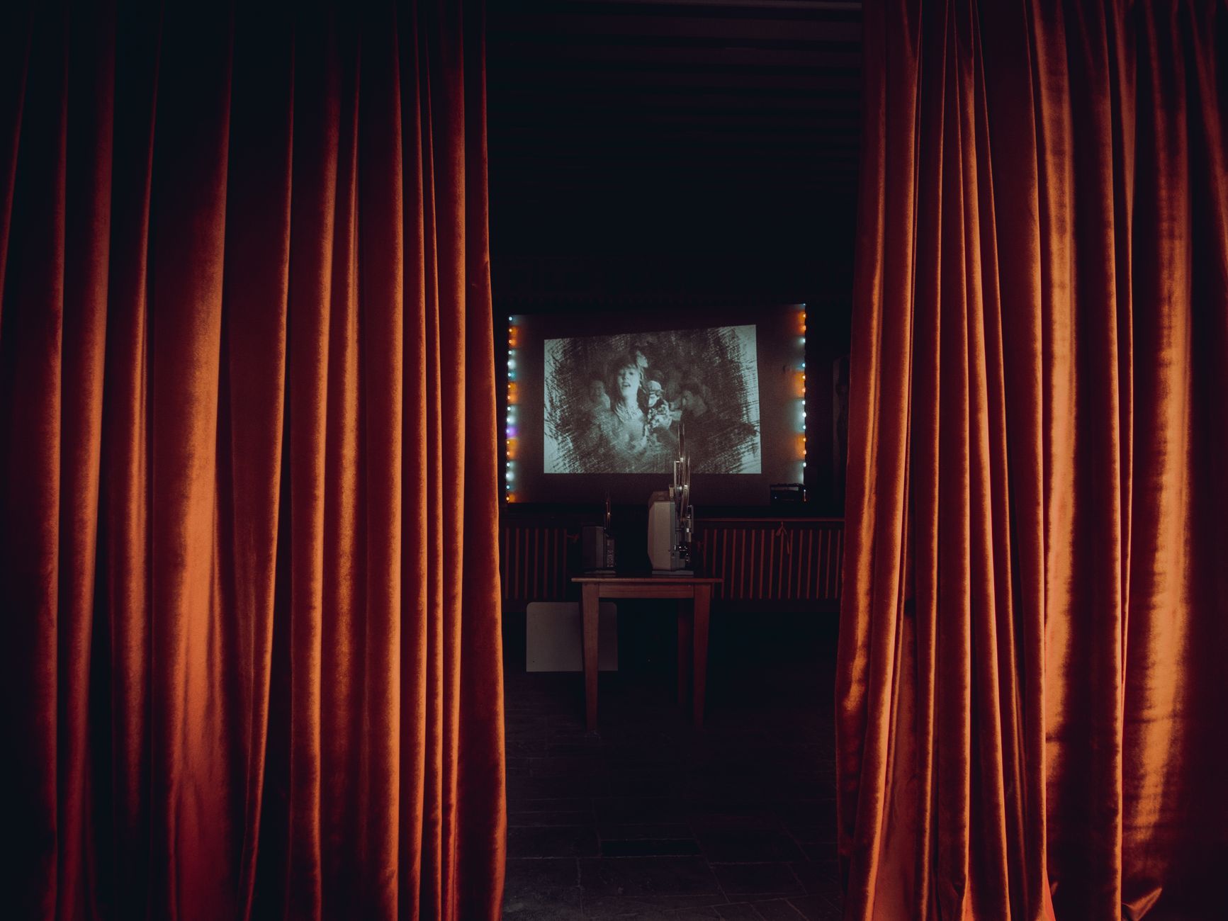 Interno di un cinema con grande schermo