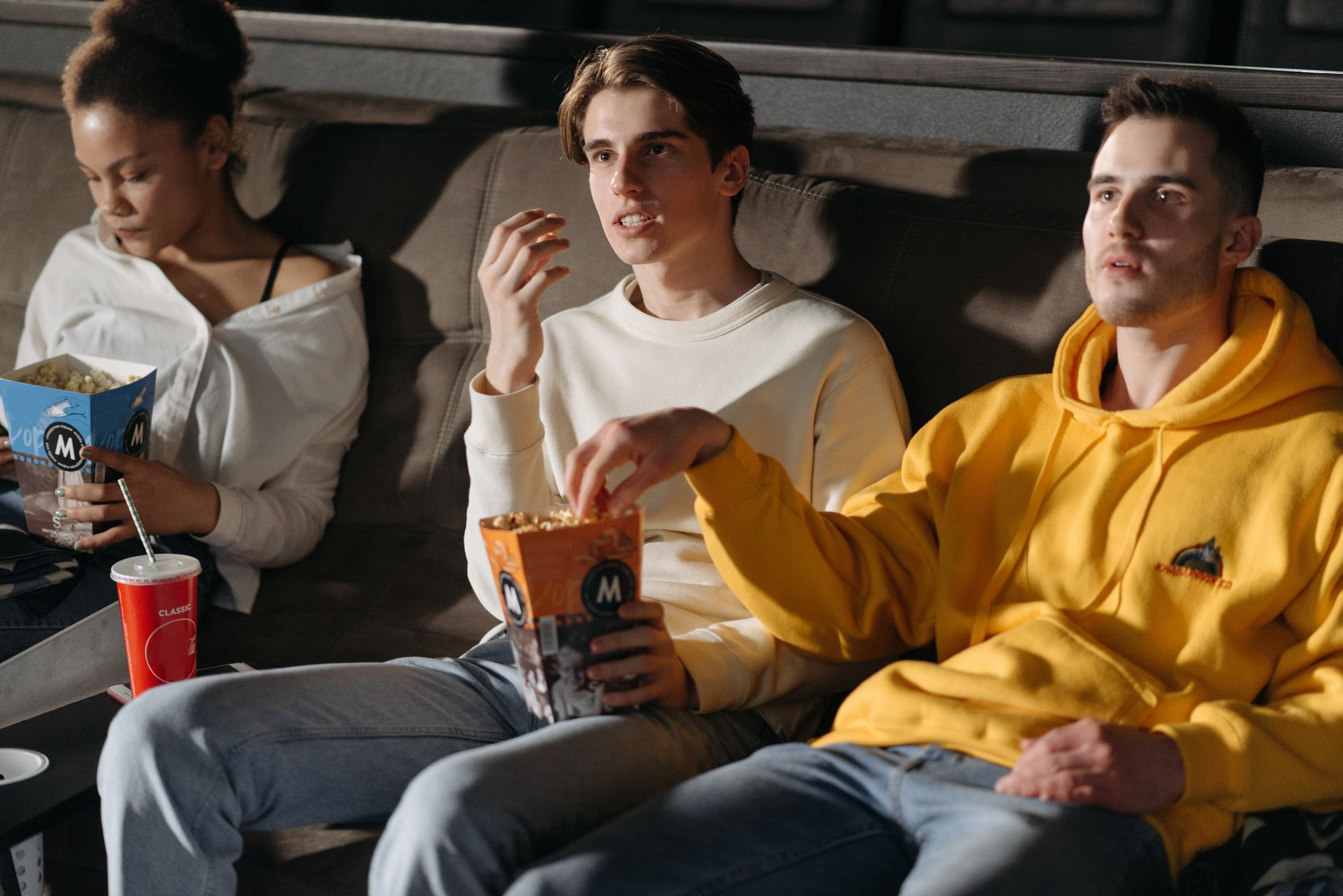 Pubblico seduto in una sala cinematografica