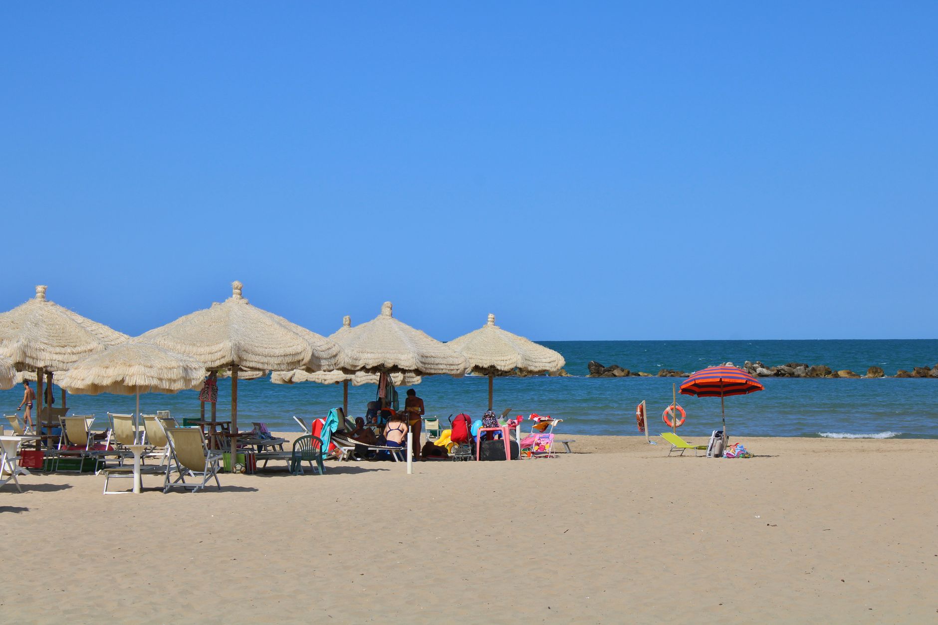Spiaggia italiana affollata durante il Ferragosto d'estate