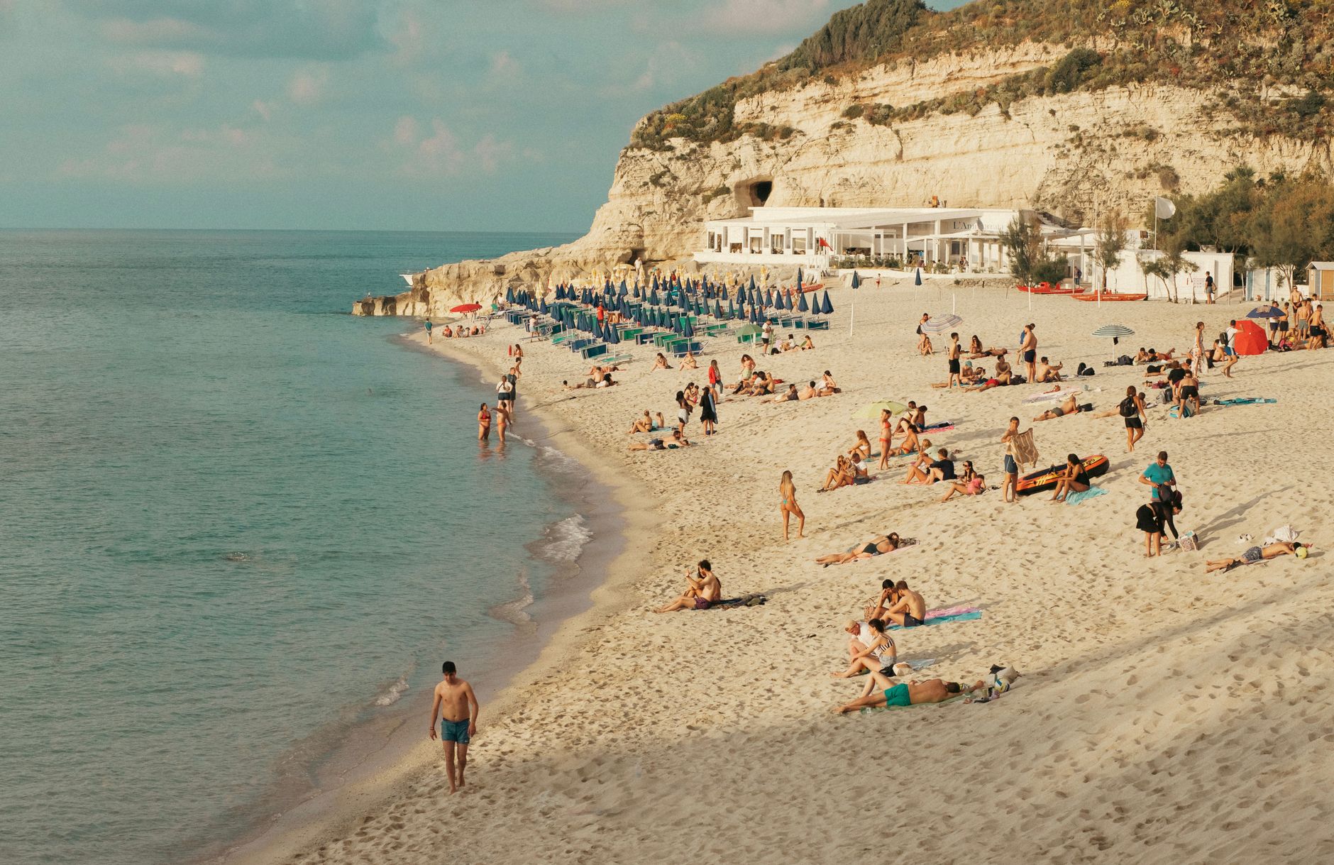 Paesaggio estivo italiano con mare al tramonto