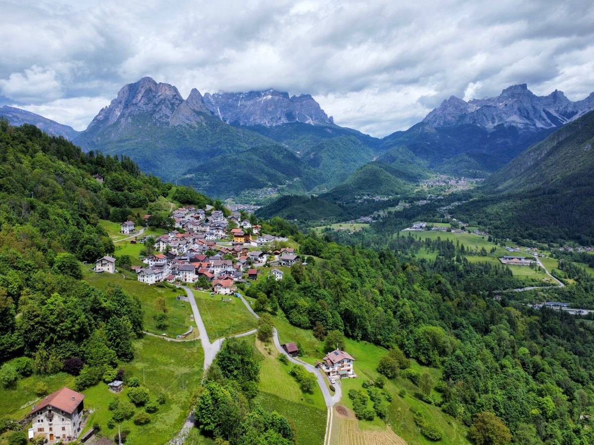 Piccolo borgo alpino del Friuli tra le montagne verdi