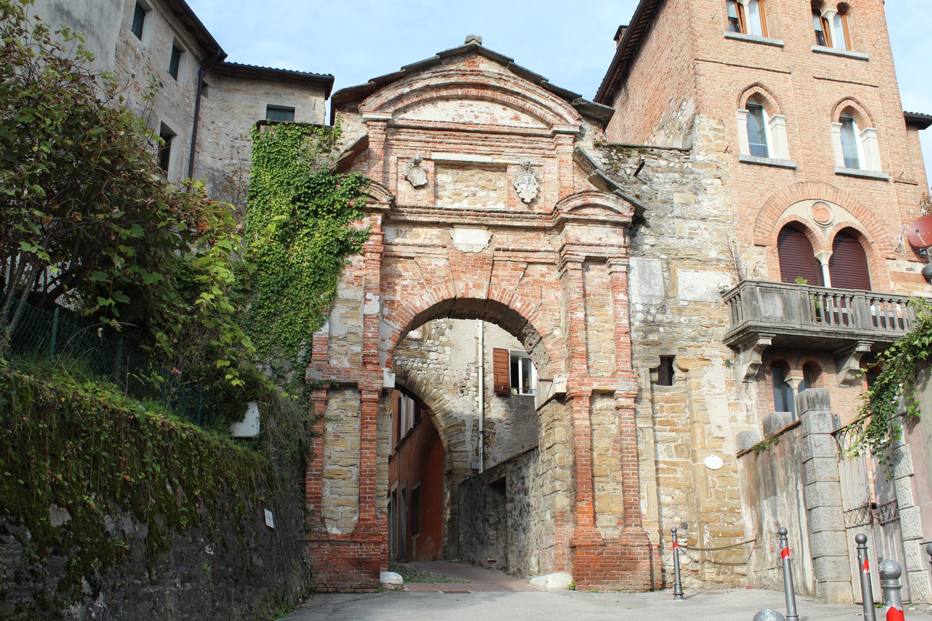 Città storica di Gubbio con architetture medievali