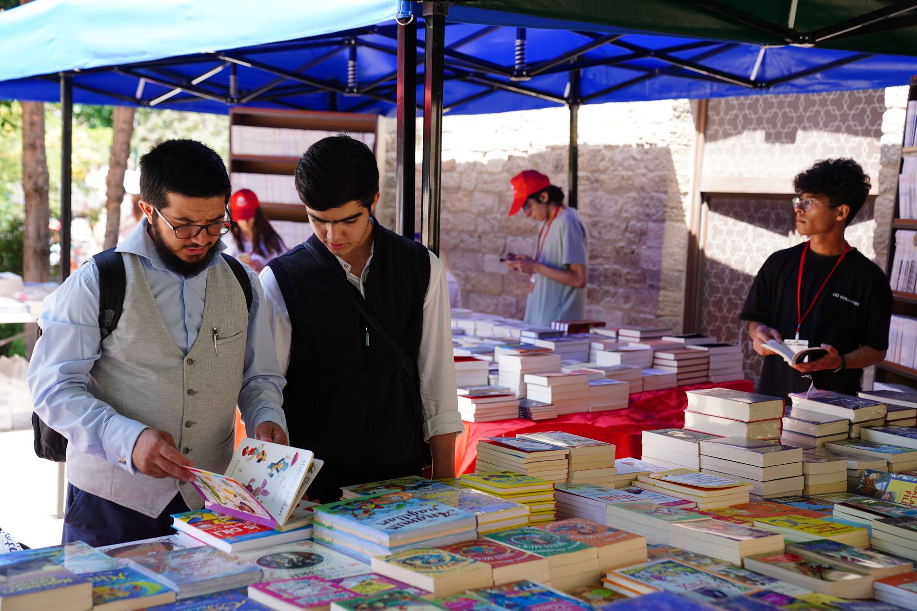 Persone che sfogliano libri a una fiera del libro