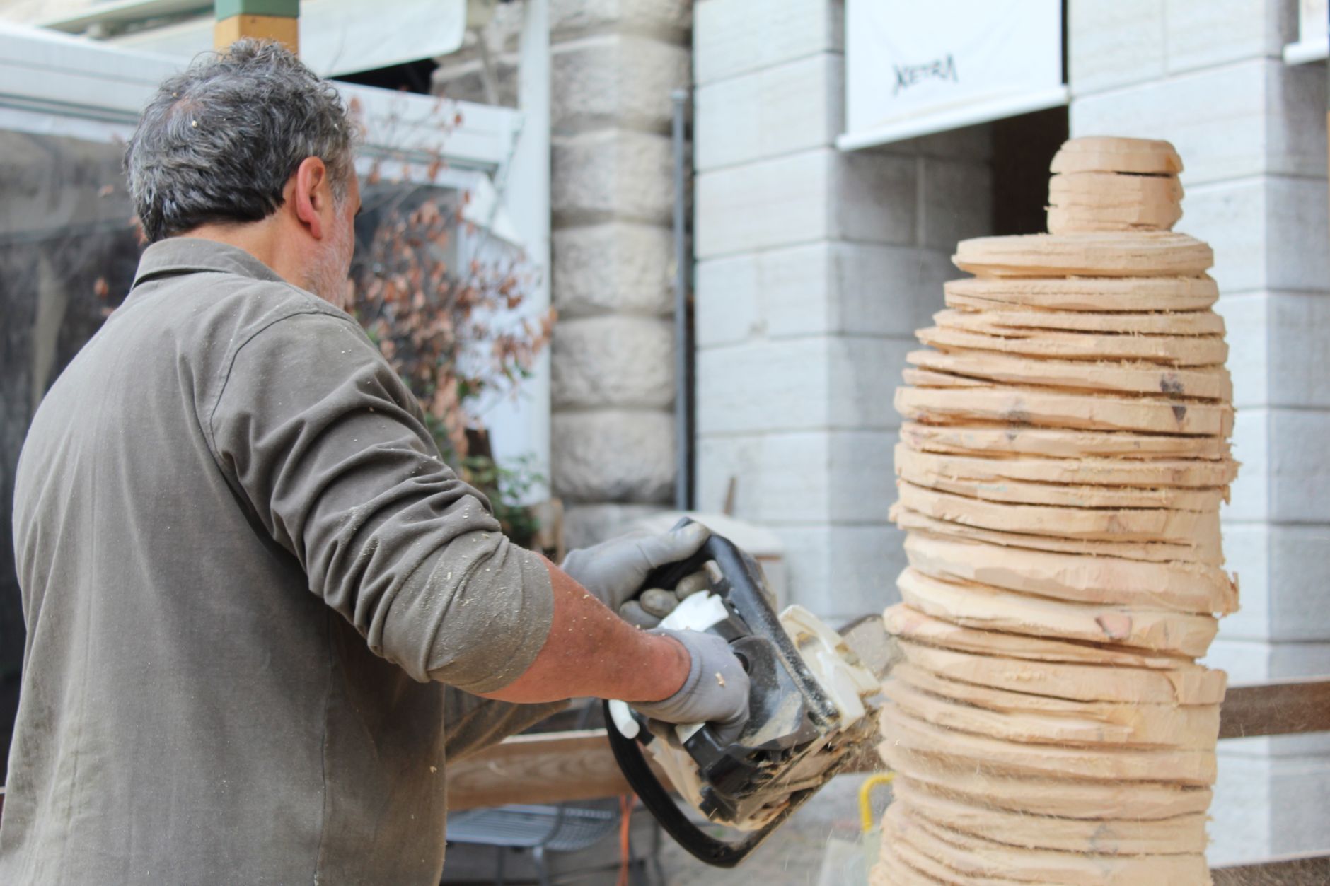 Artigiano che intaglia un oggetto in legno