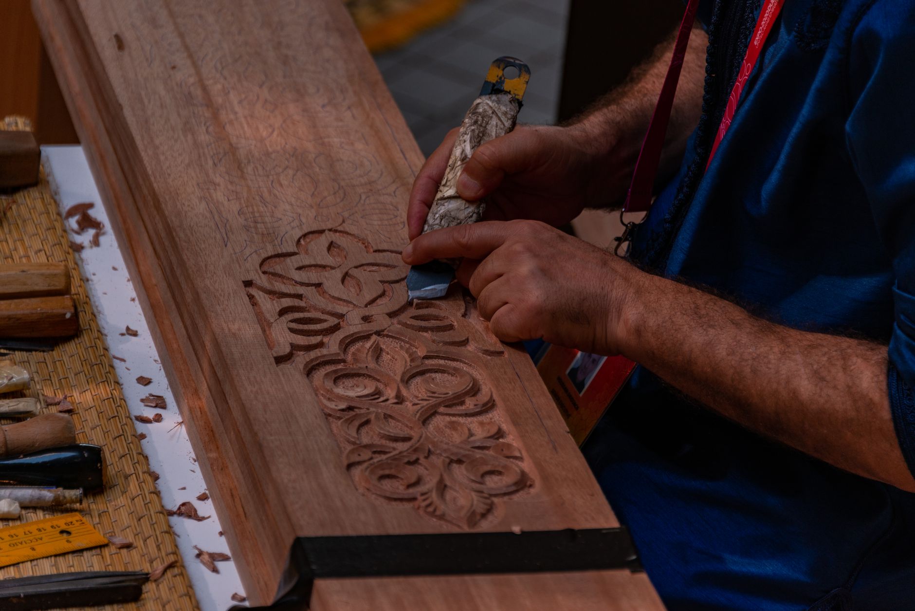 Artigiano che intaglia un oggetto in legno