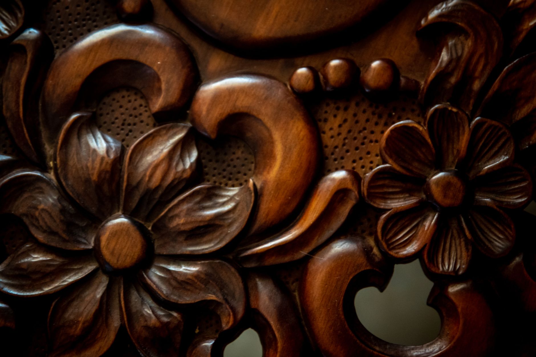 Artigiano che intaglia un oggetto in legno