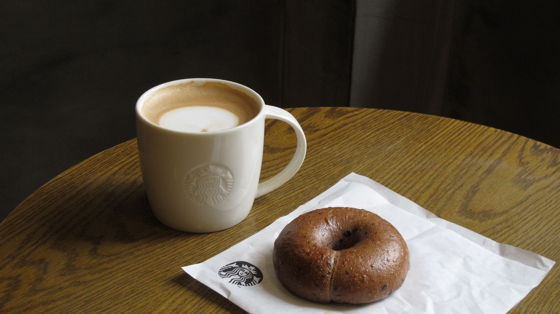 Tazza di caffè con dolce alla cannella per la fika