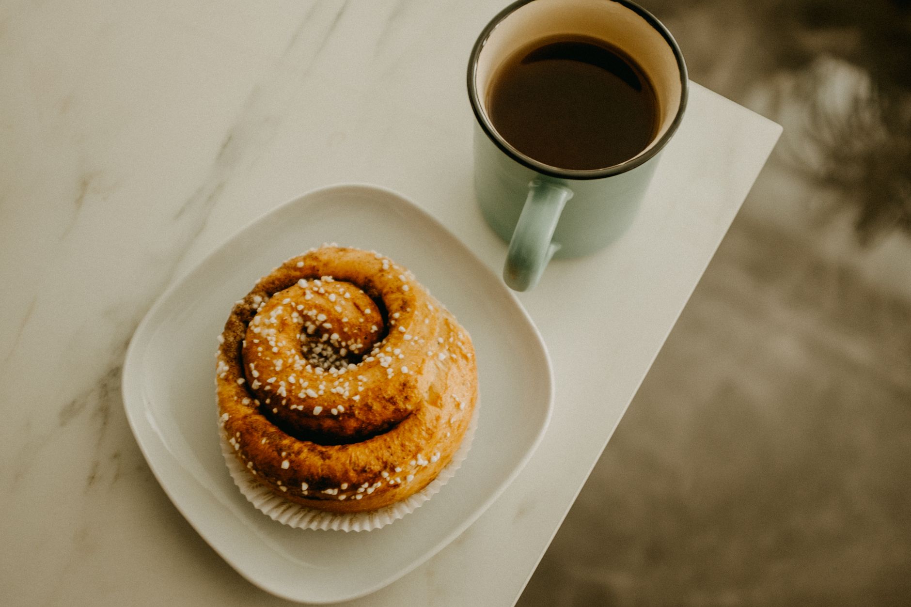 Kanelbulle e caffè su un tavolo accogliente