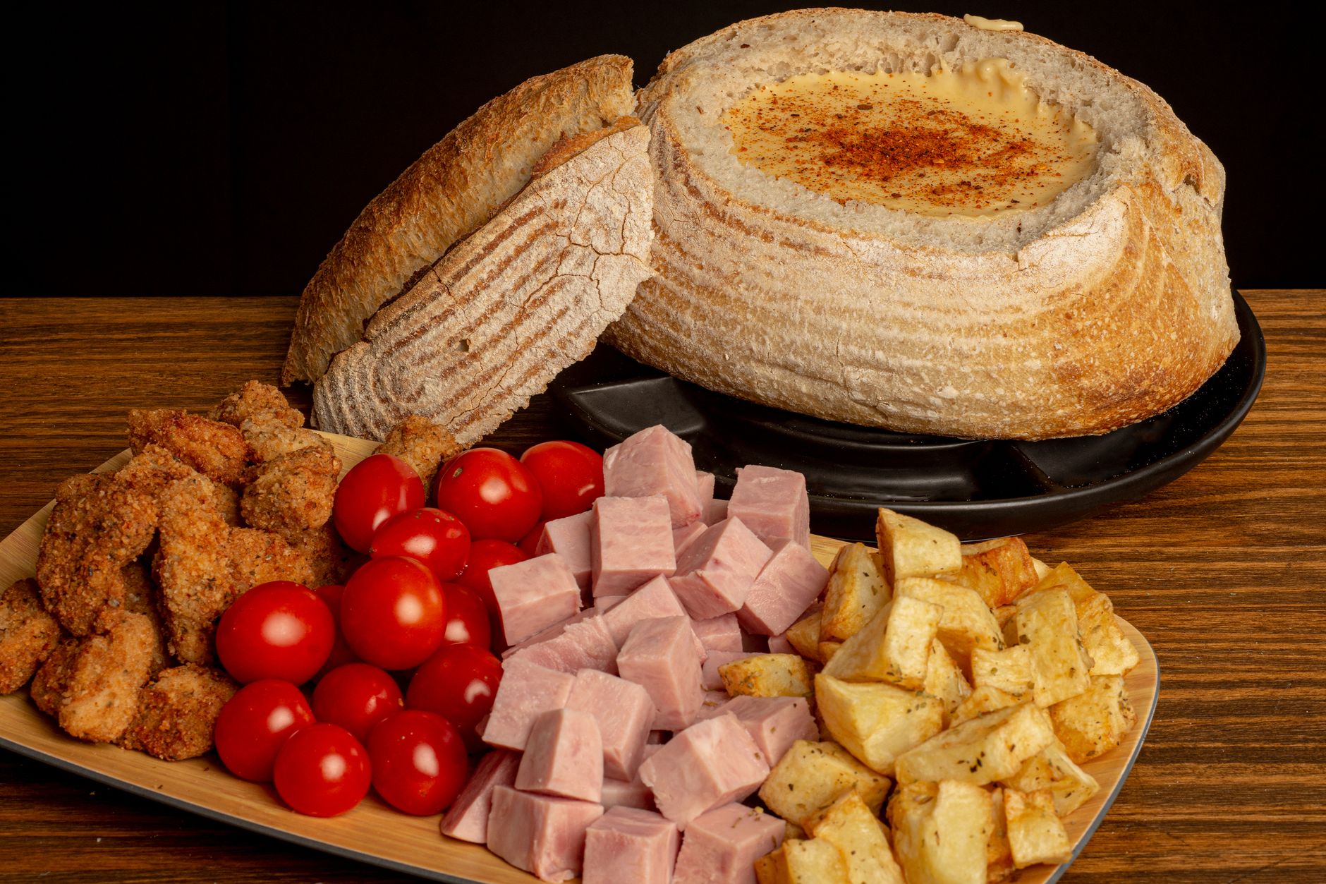 Fondue di formaggio filante servita con pane