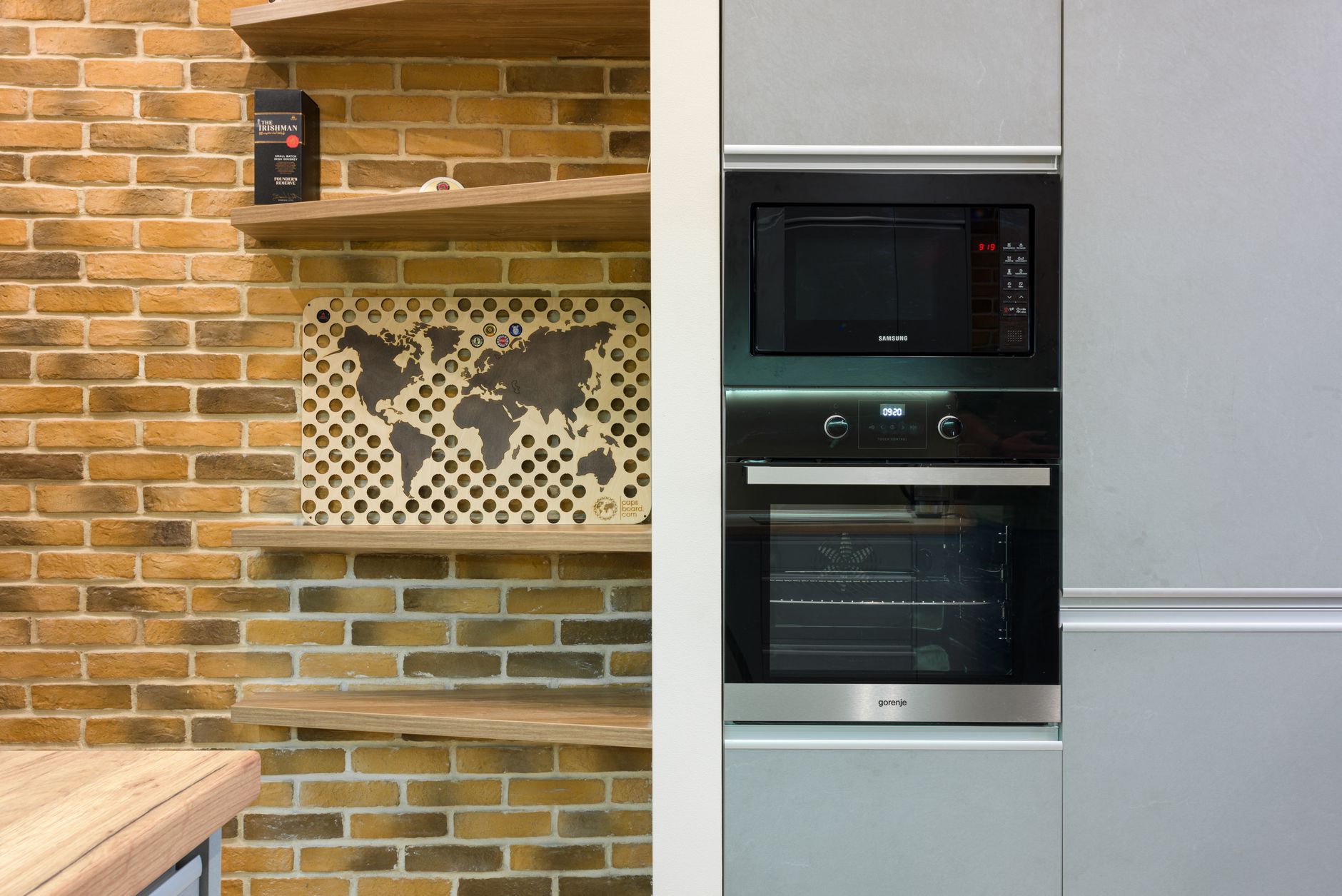 Forno a microonde moderno in cucina