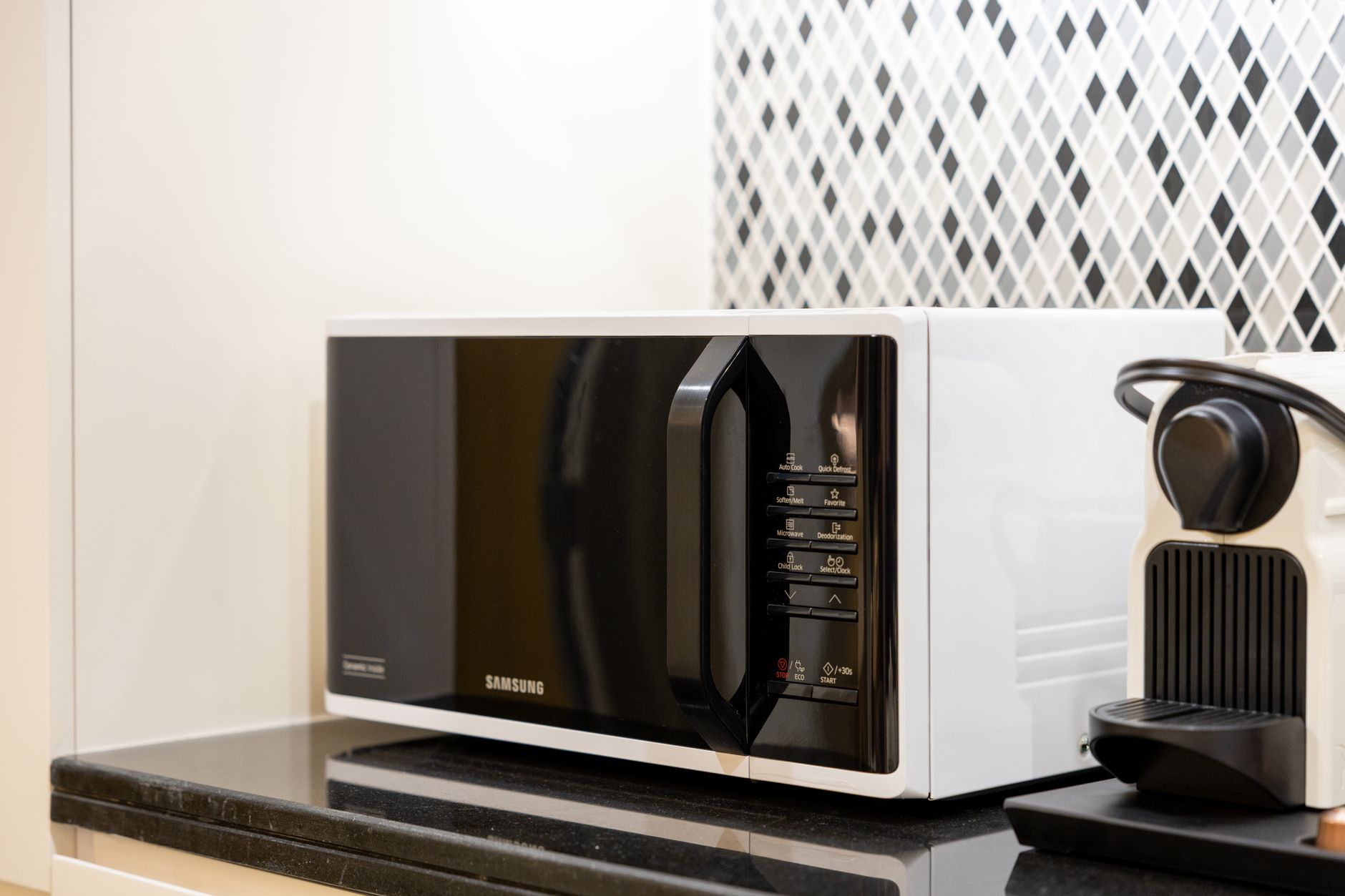 Cucina moderna con forno a microonde