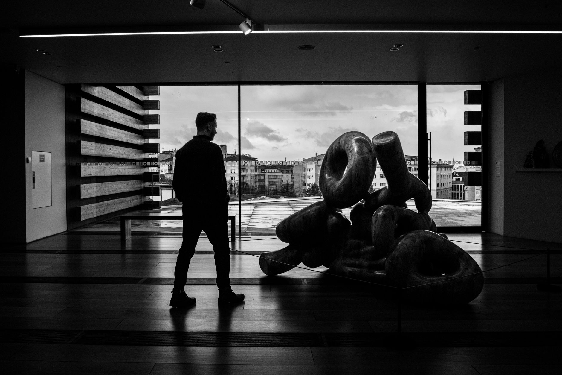 Sala espositiva con fotografie appese alle pareti