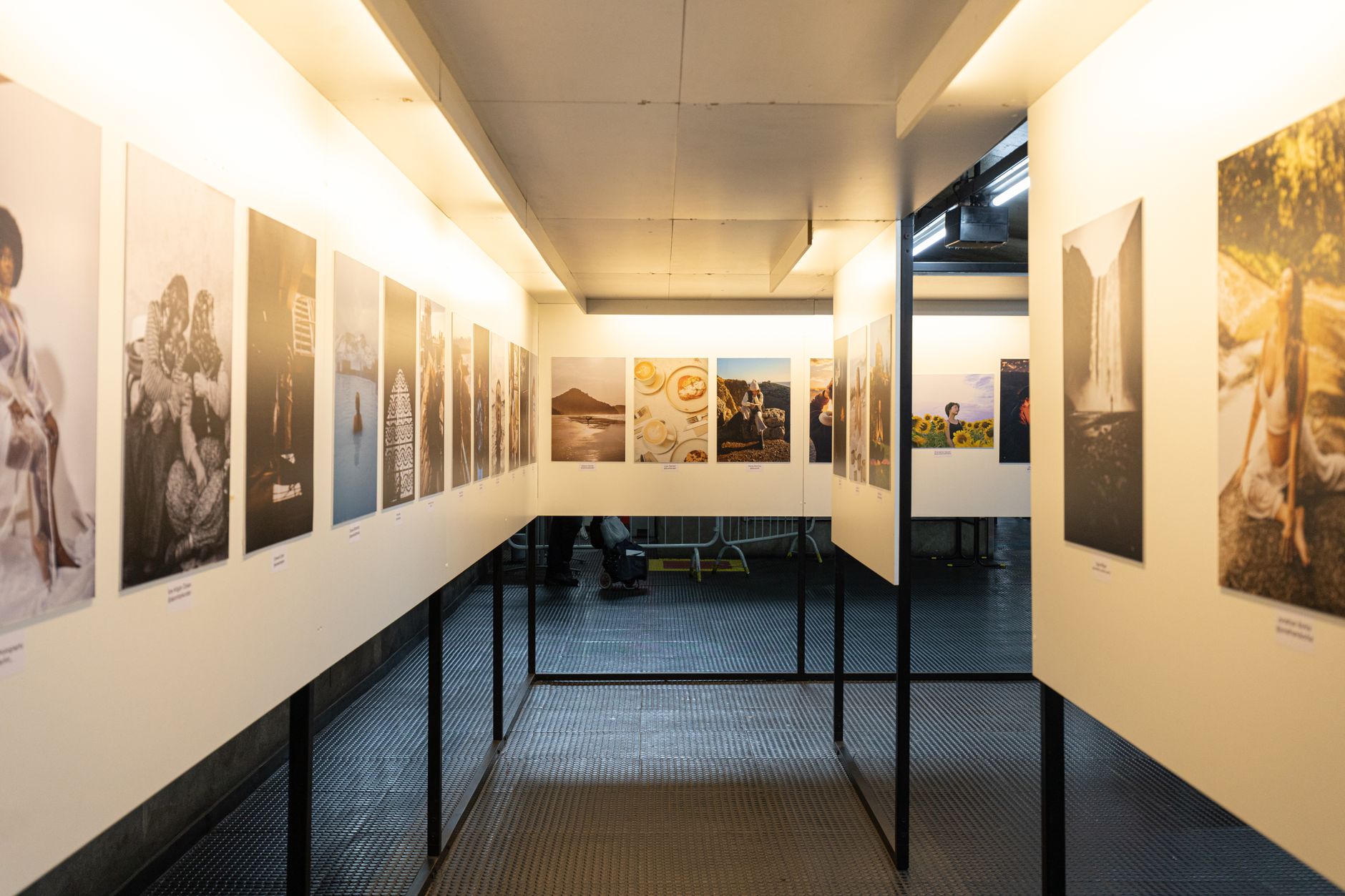 Persone che osservano fotografie in una mostra
