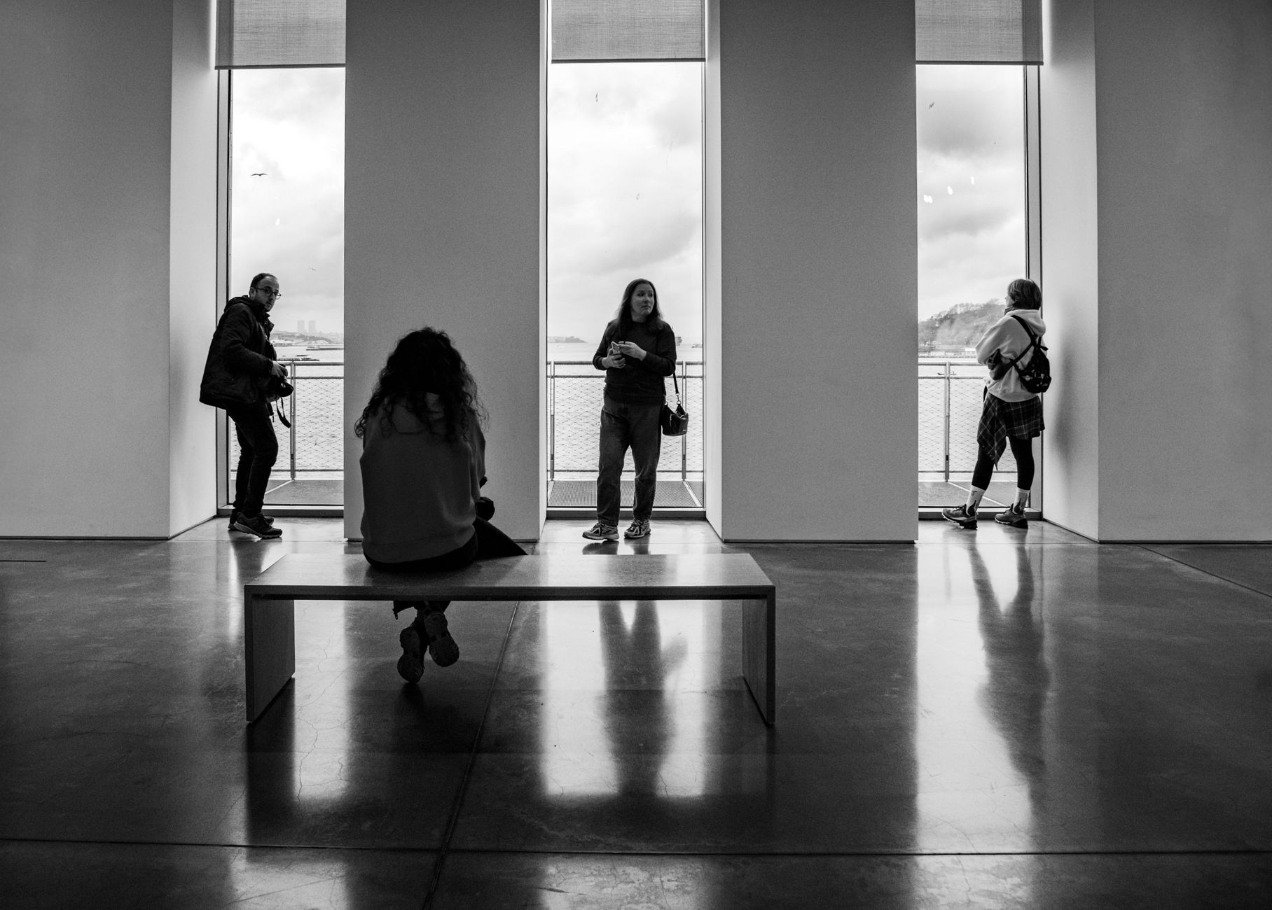 Cornici e stampe fotografiche esposte in uno spazio culturale
