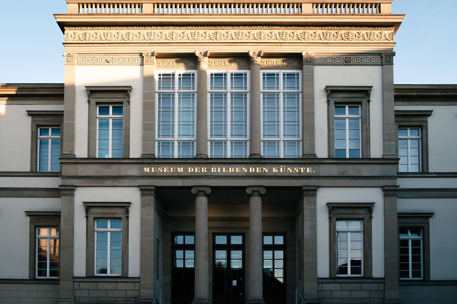 Sala di un museo d'arte con dipinti alle pareti