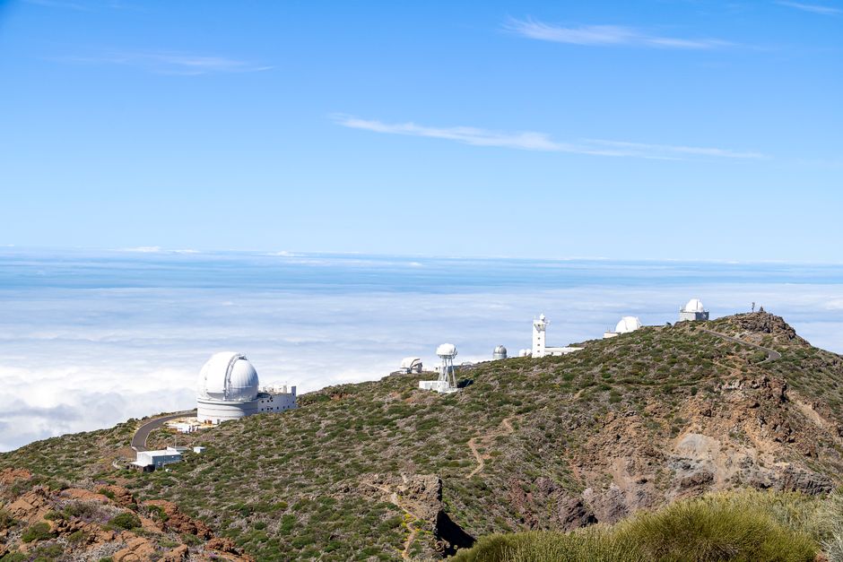 Telescopio storico in ottone su treppiede