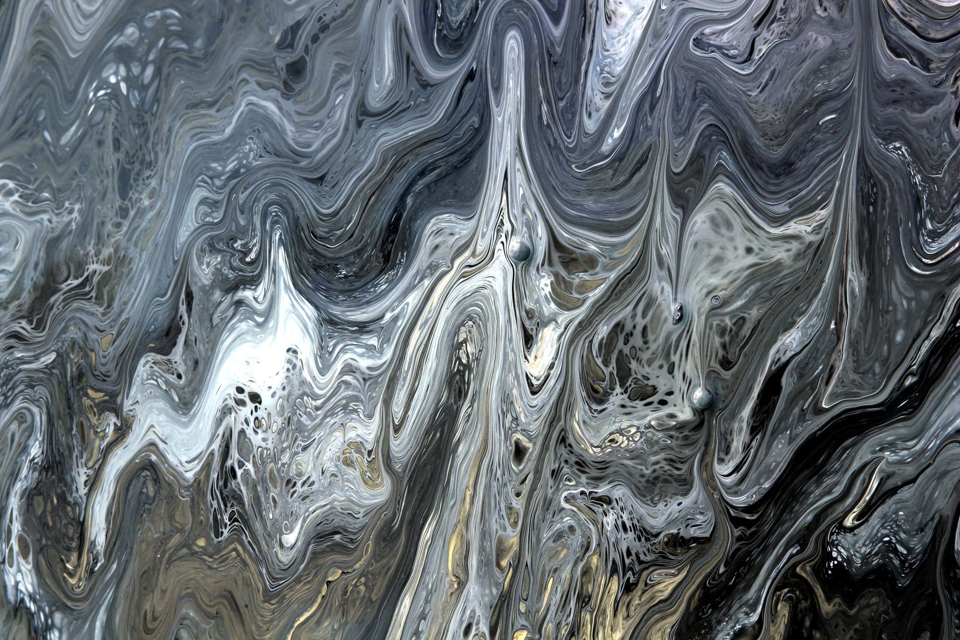 Gocce di metallo liquido argenteo e lucente