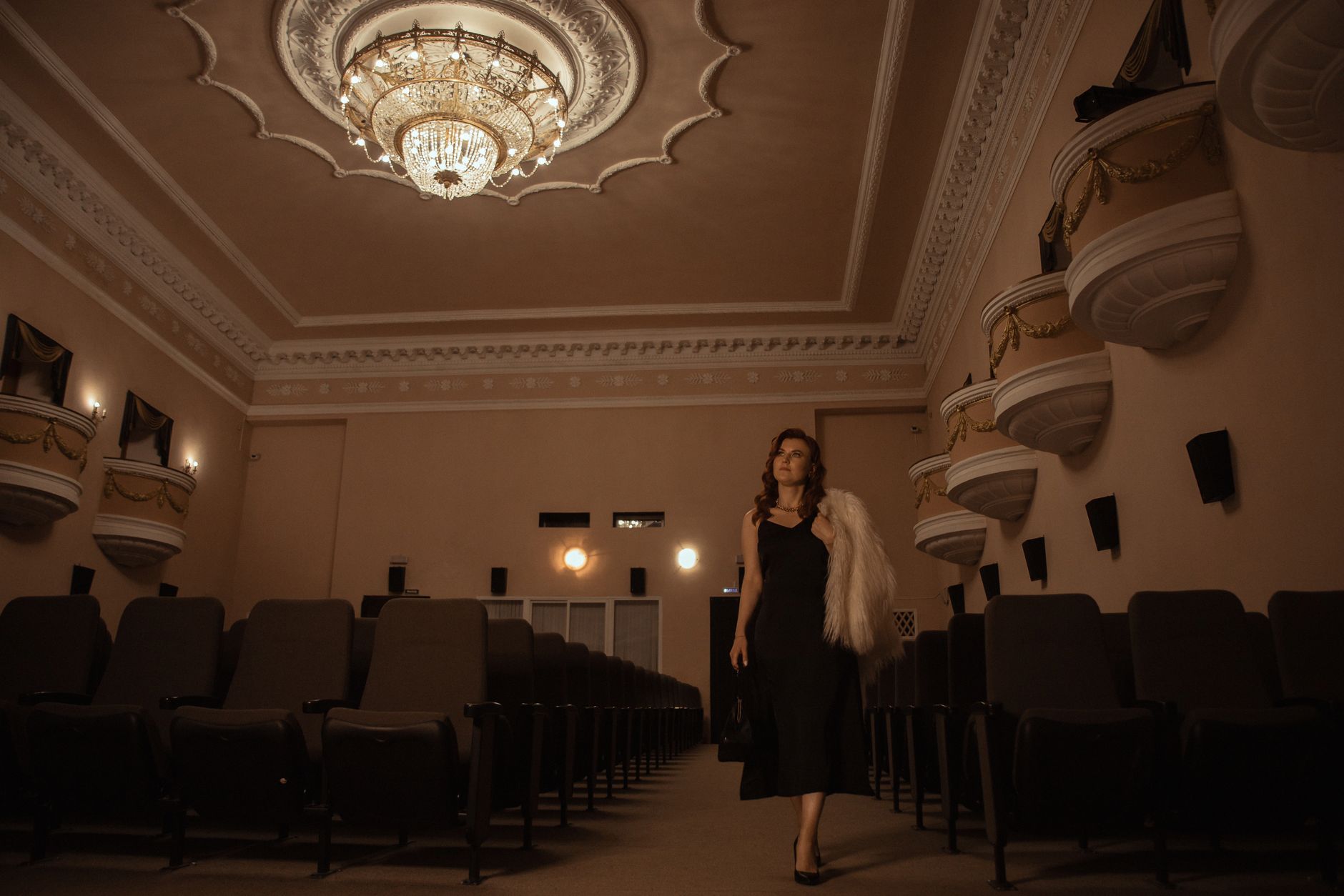 Sala cinematografica in stile vintage con schermo illuminato