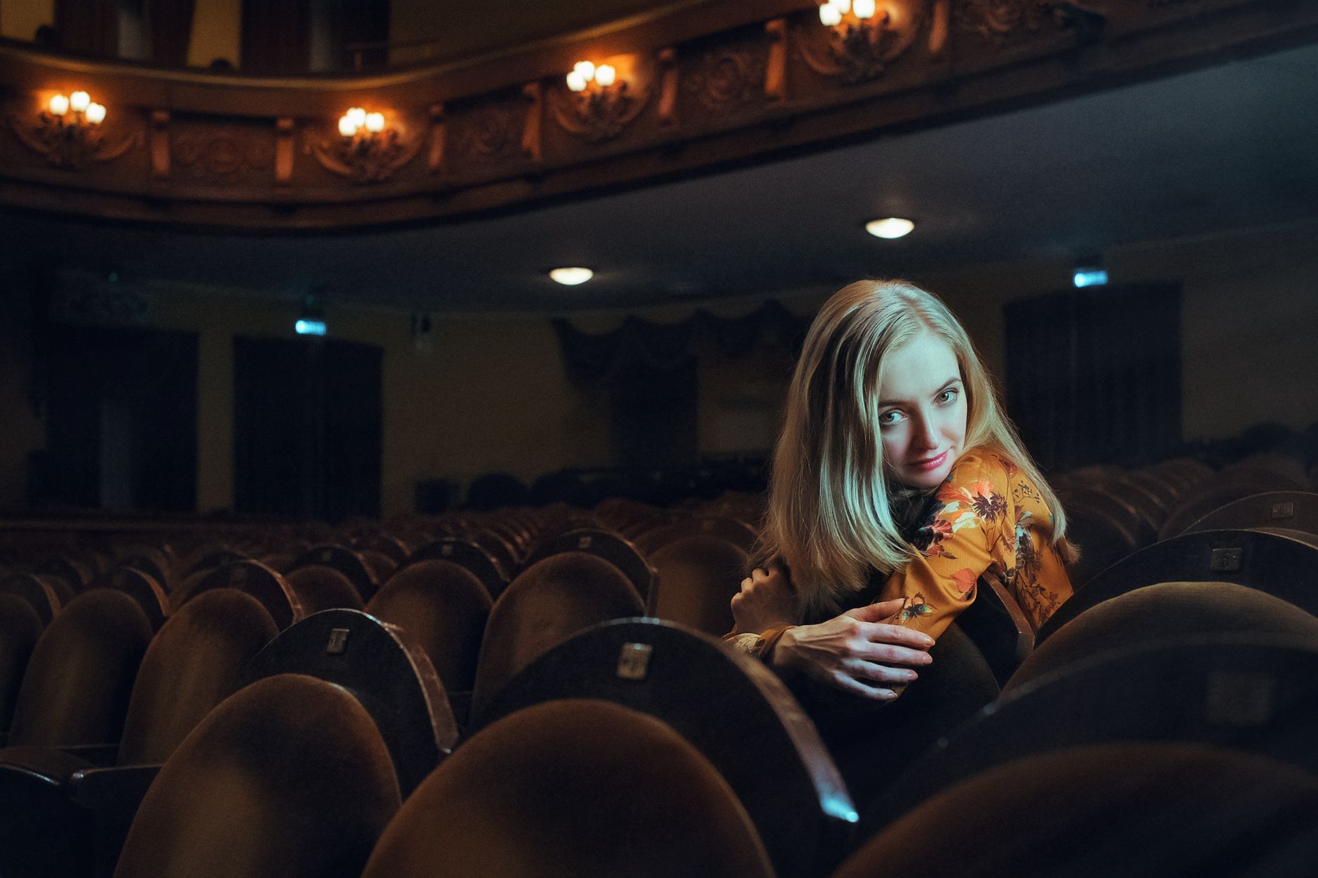 Insegna luminosa di un teatro vintage