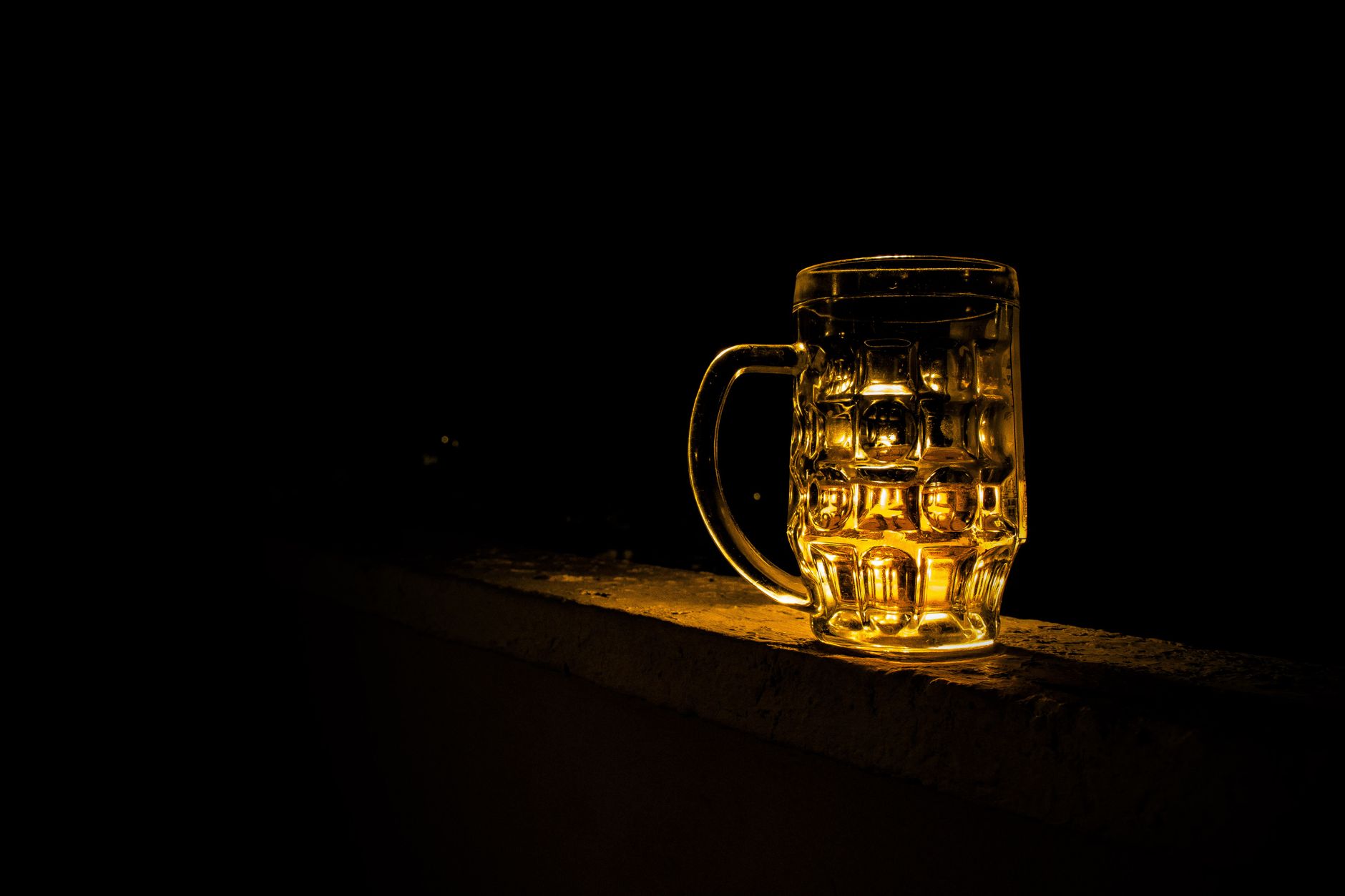Bicchiere di birra dorata con schiuma