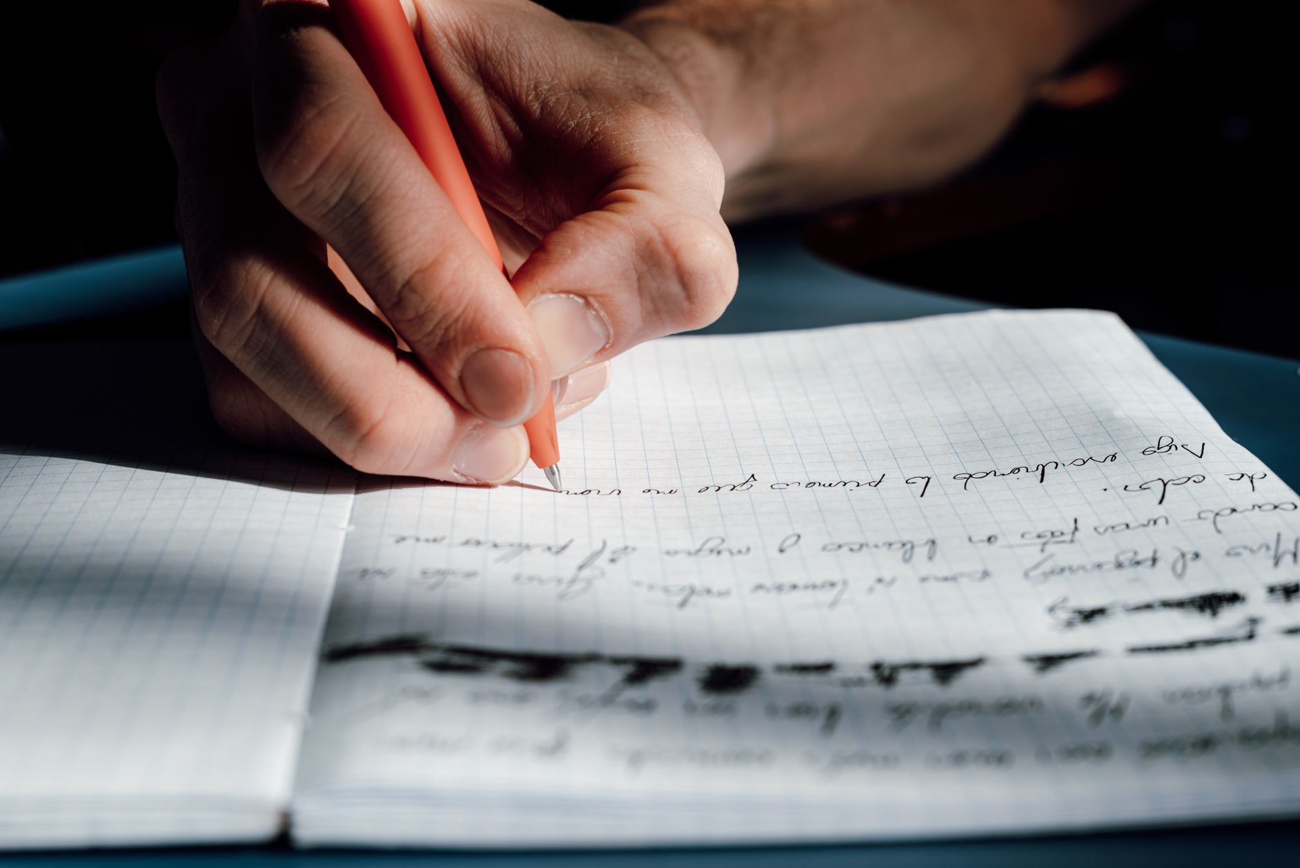 Bambino che impara a scrivere con la penna