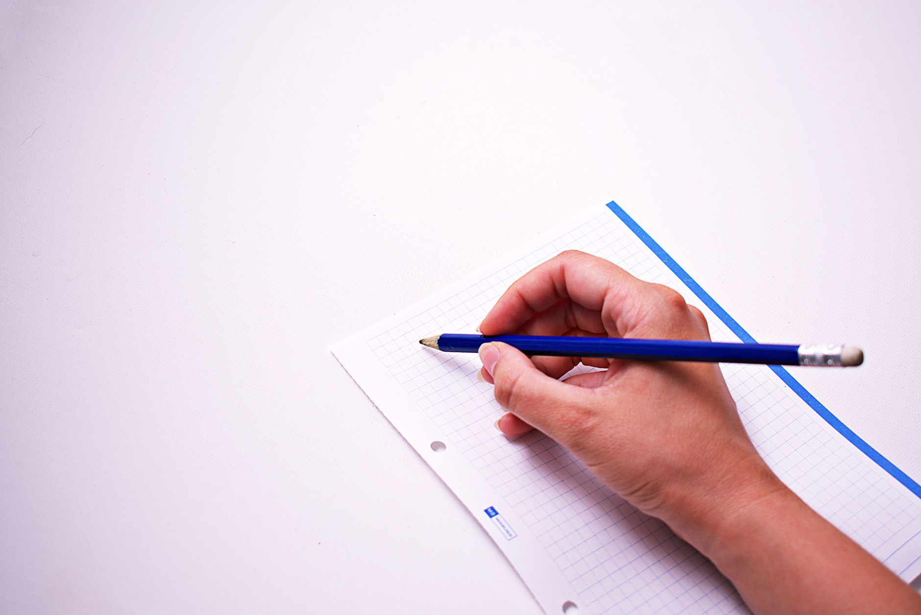 Mano che scrive su un quaderno