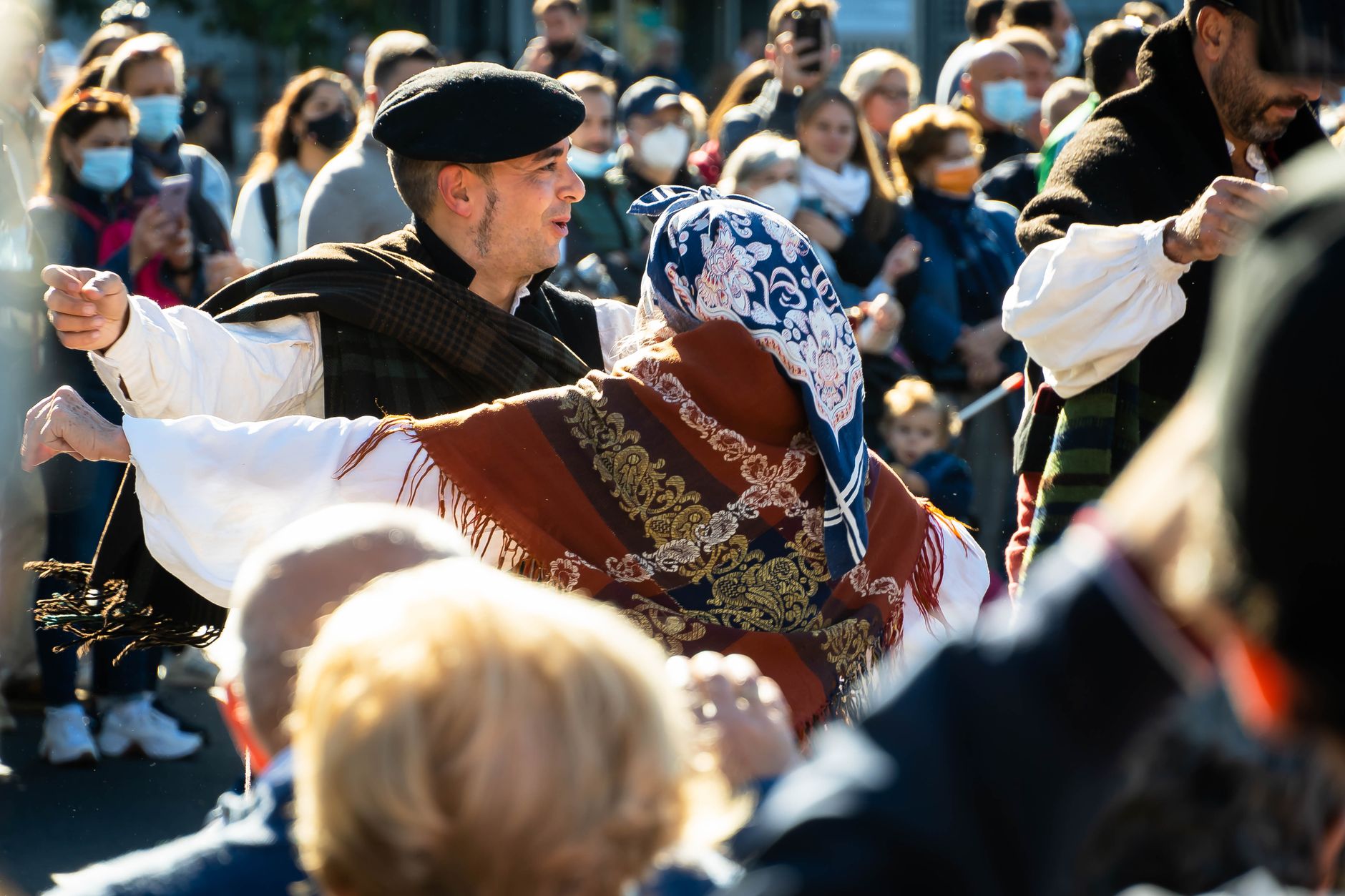 Danza folkloristica con abiti tipici
