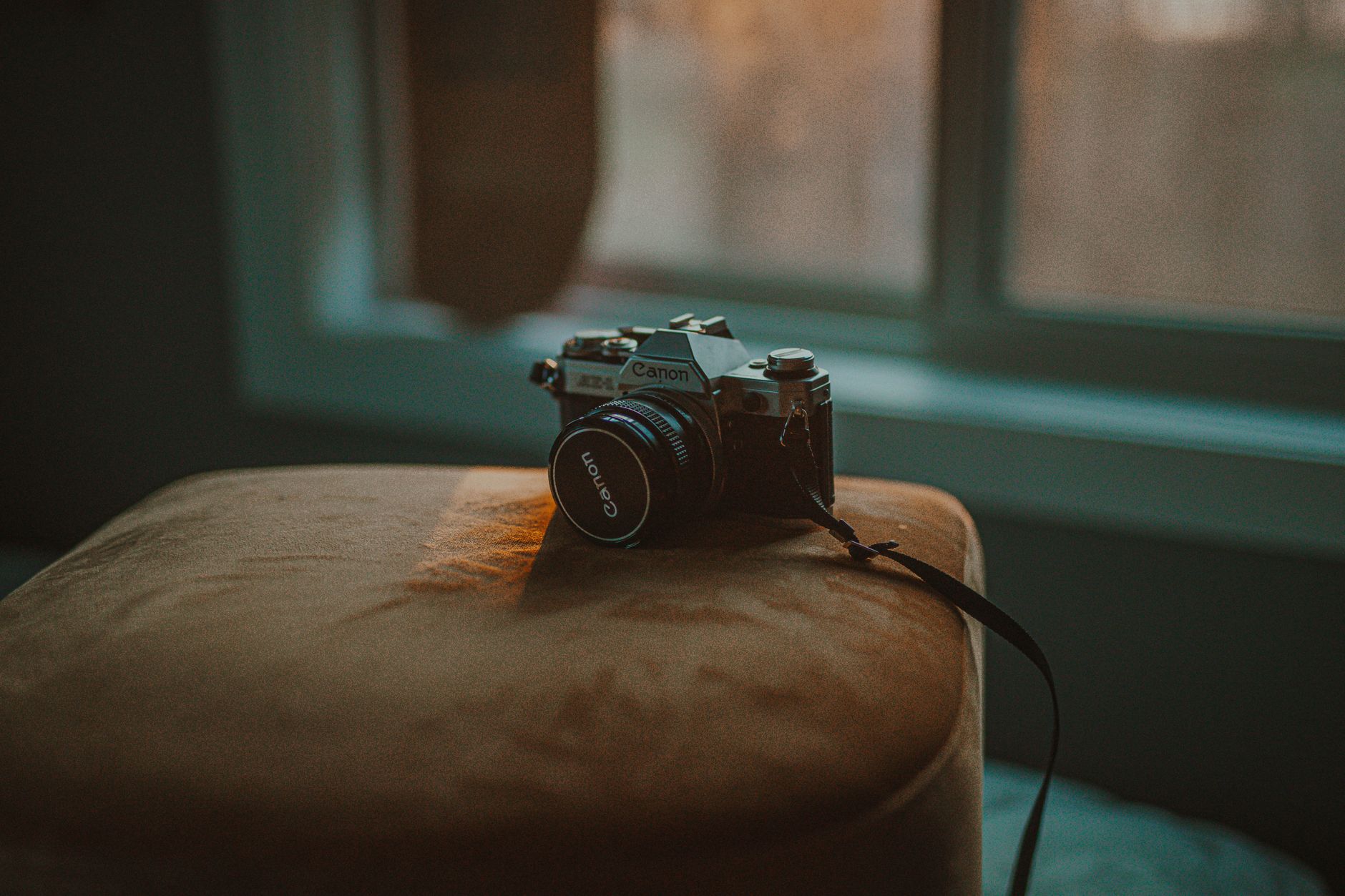 Macchina fotografica d'epoca appoggiata su un tavolo di legno
