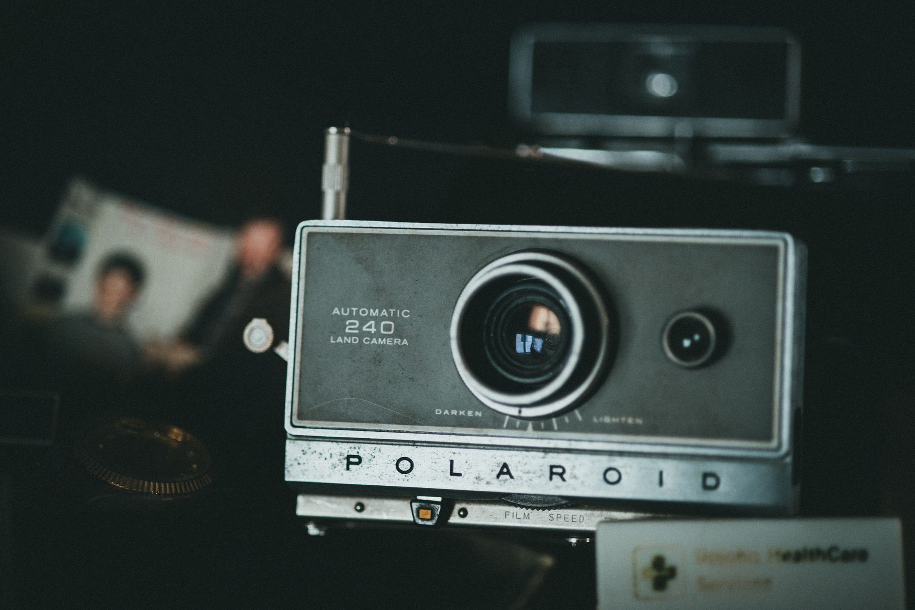 Persona che scatta una fotografia con la macchina fotografica
