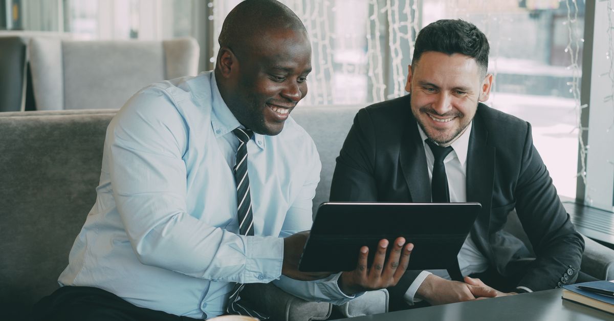 Imprenditore al lavoro nel proprio ufficio