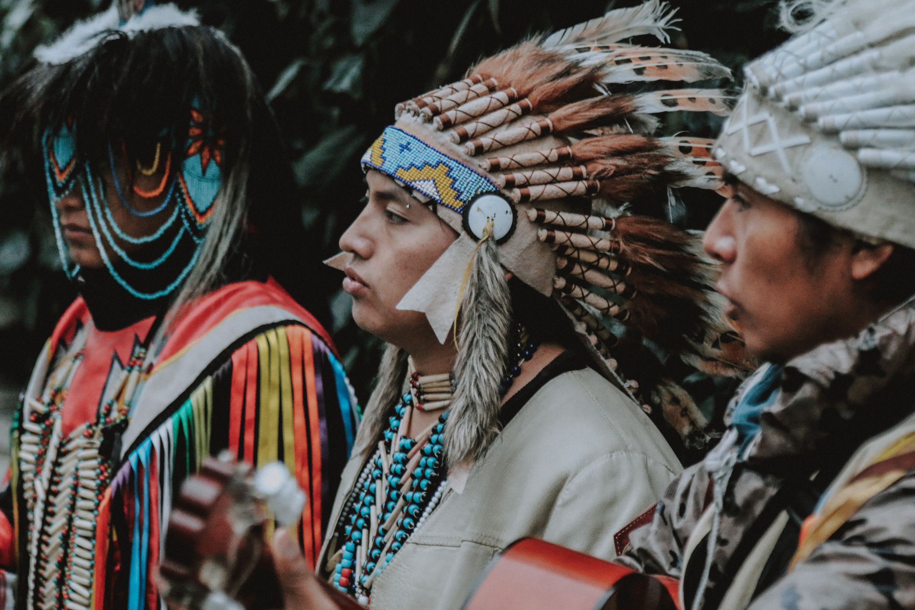 Persona in abiti tradizionali di una cultura indigena