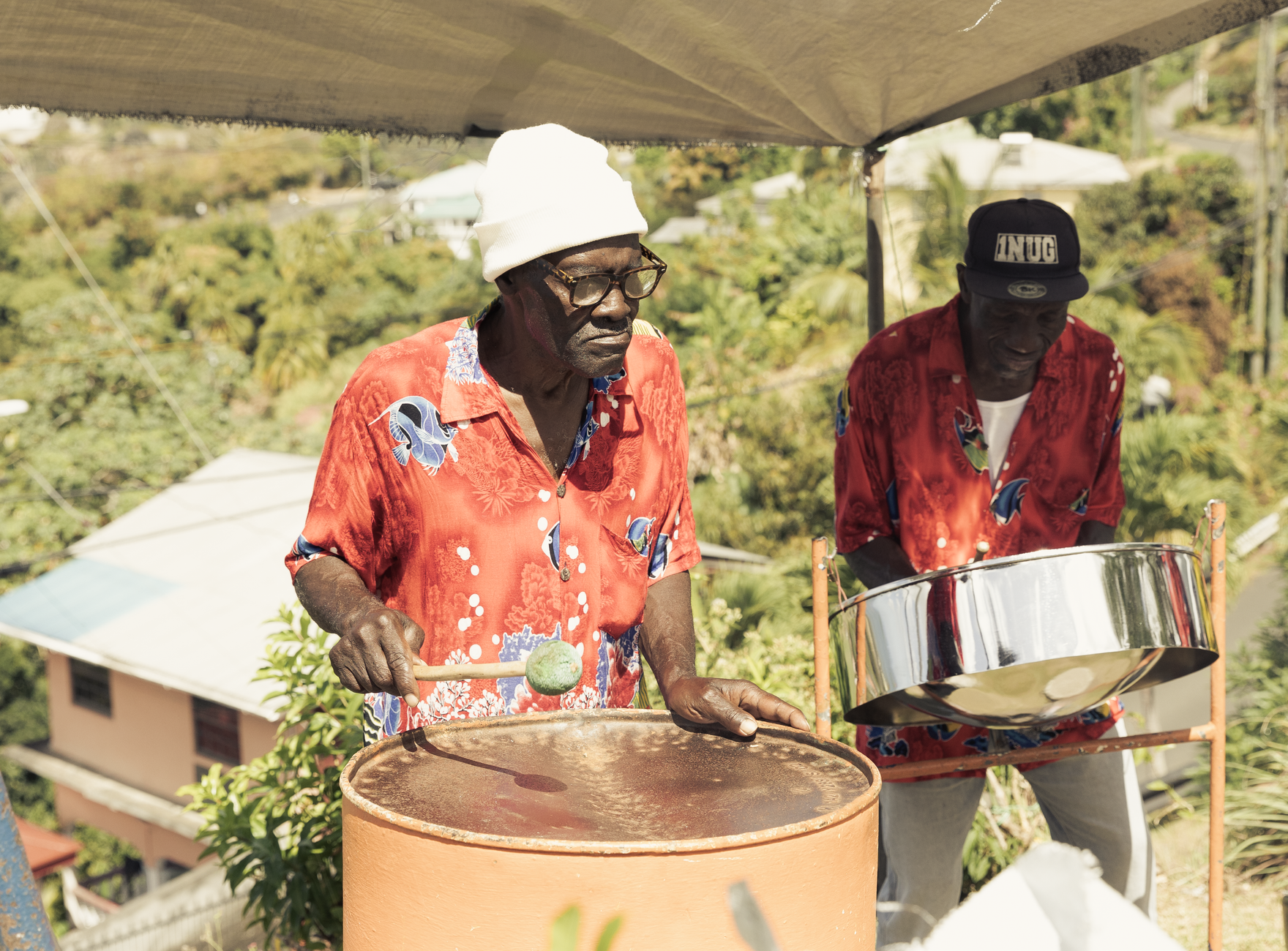 Steelpan caraibico con le sezioni delle note sulla superficie