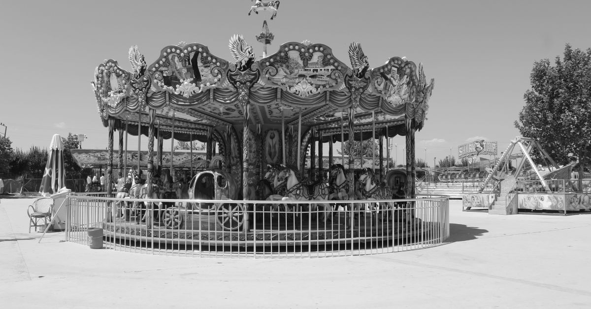 Parco di divertimenti con attrazioni