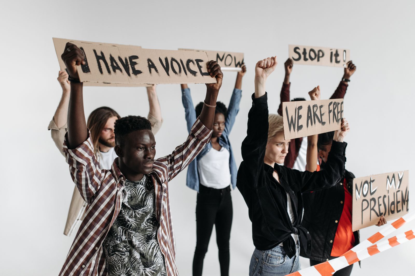 Mani di donne unite in segno di solidarietà